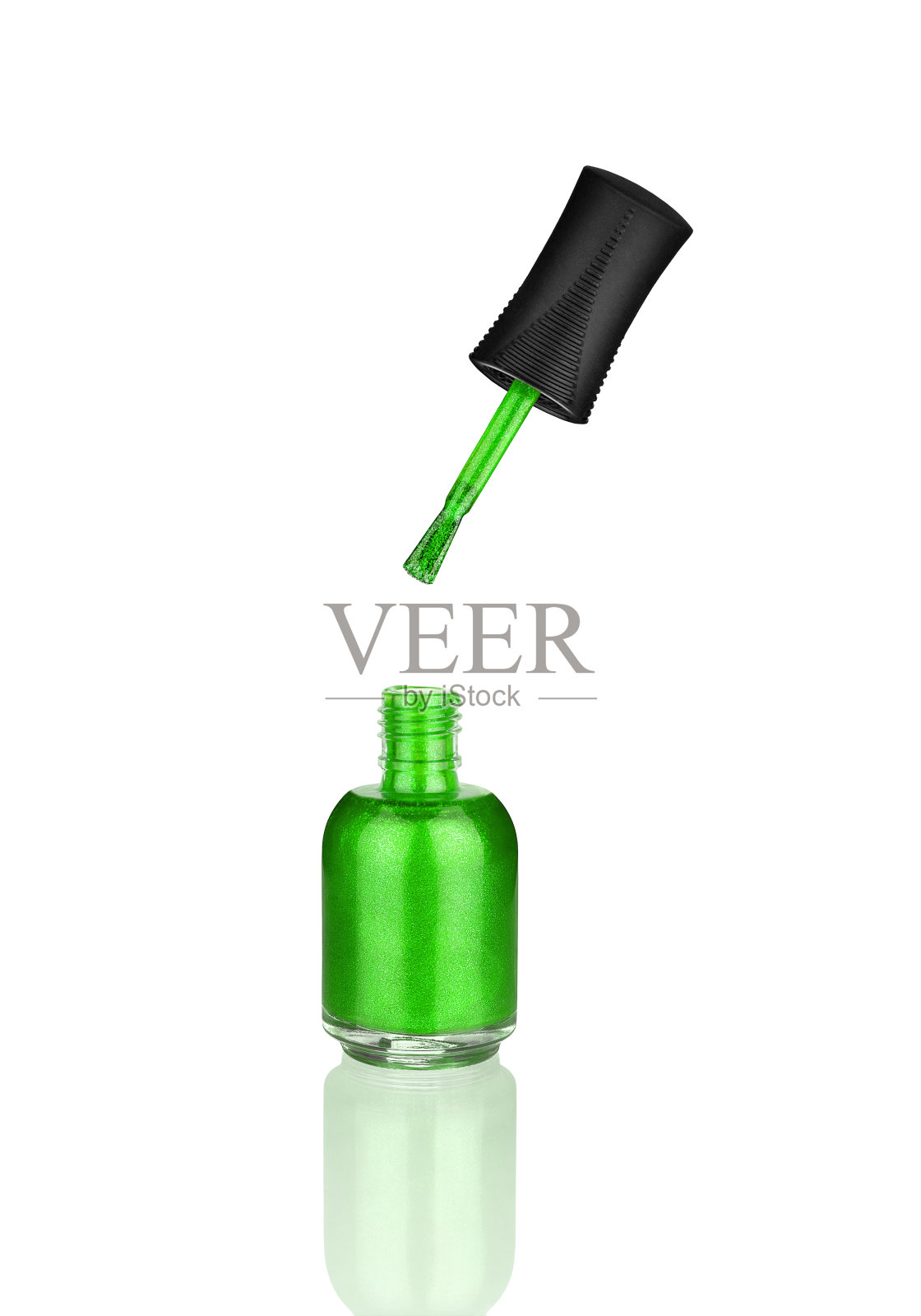 绿色指甲油玻璃瓶,刷子,镜子反射在白色背景孤立特写,绿色打开清漆包装,阴影,漆盒,闪光珐琅,闪光凝胶,美容化妆品配件照片摄影图片