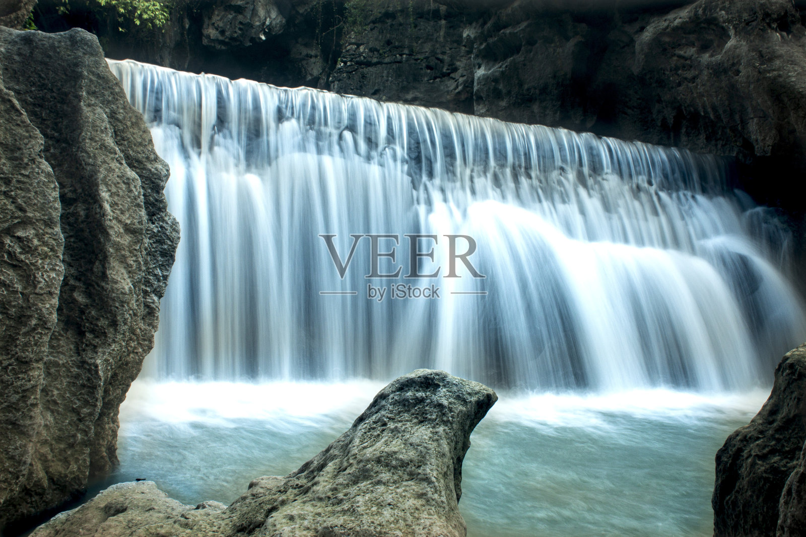 通往瀑布的岩石景观照片摄影图片