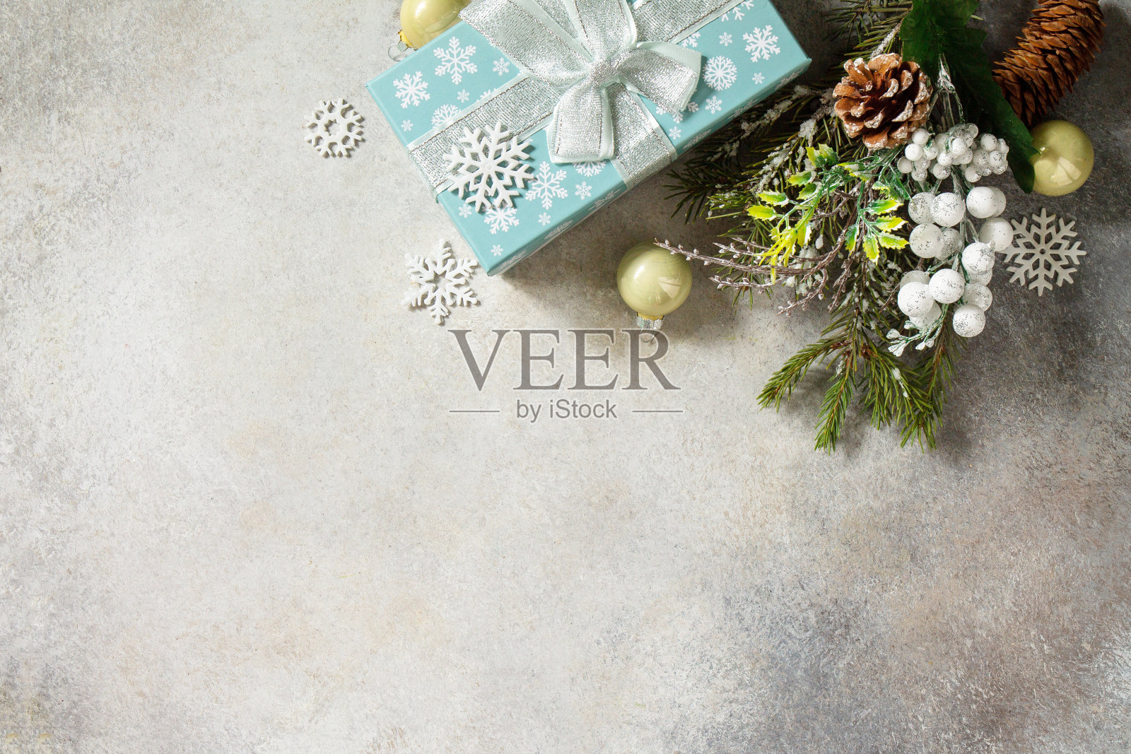 圣诞节的背景。圣诞礼物礼物蓝盒子和树枝装饰。俯视图平铺背景。副本的空间。照片摄影图片