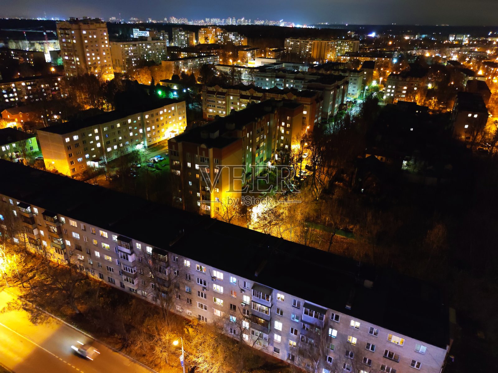 城市的夜晚照明。照片摄影图片