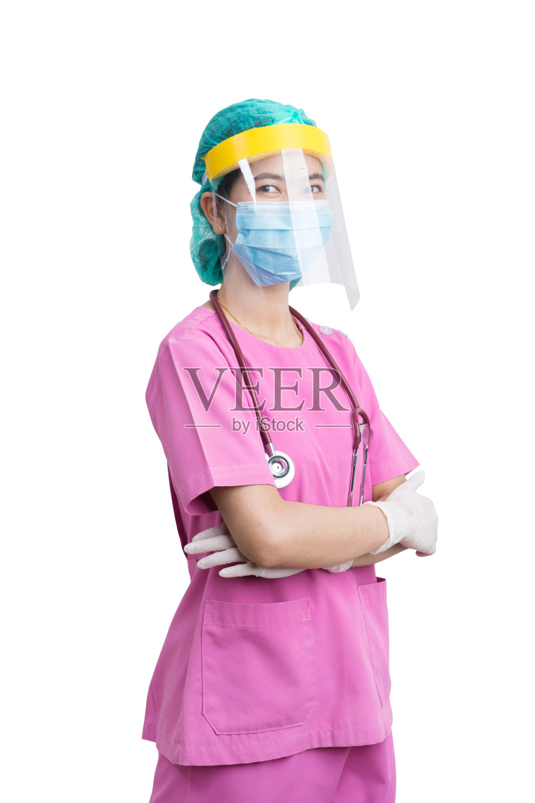 医生或护士的肖像穿着外科口罩孤立地站在白色背景下,成熟的女性医疗护士或医生用听诊器看着相机。医疗保健的概念照片摄影图片