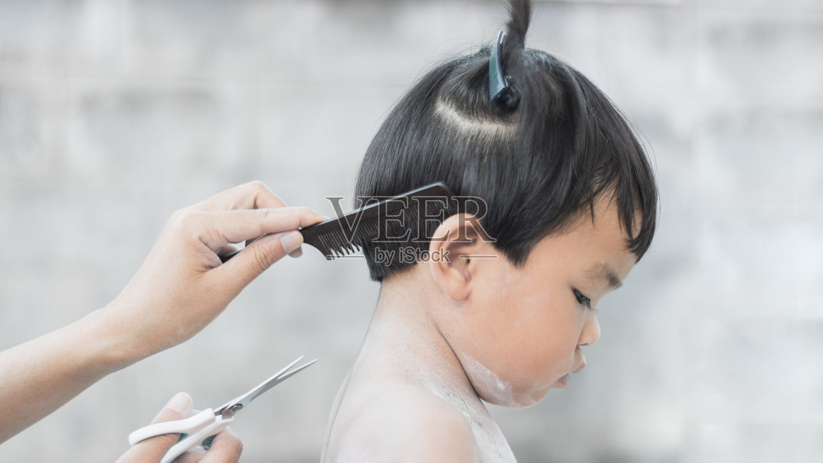 在家理发的可爱亚洲小男孩照片摄影图片