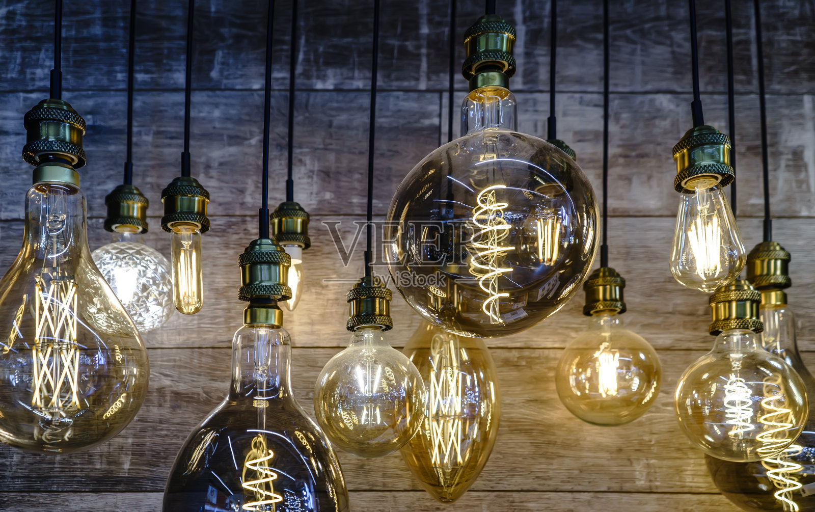 商店里闪闪发光的吊灯照片摄影图片