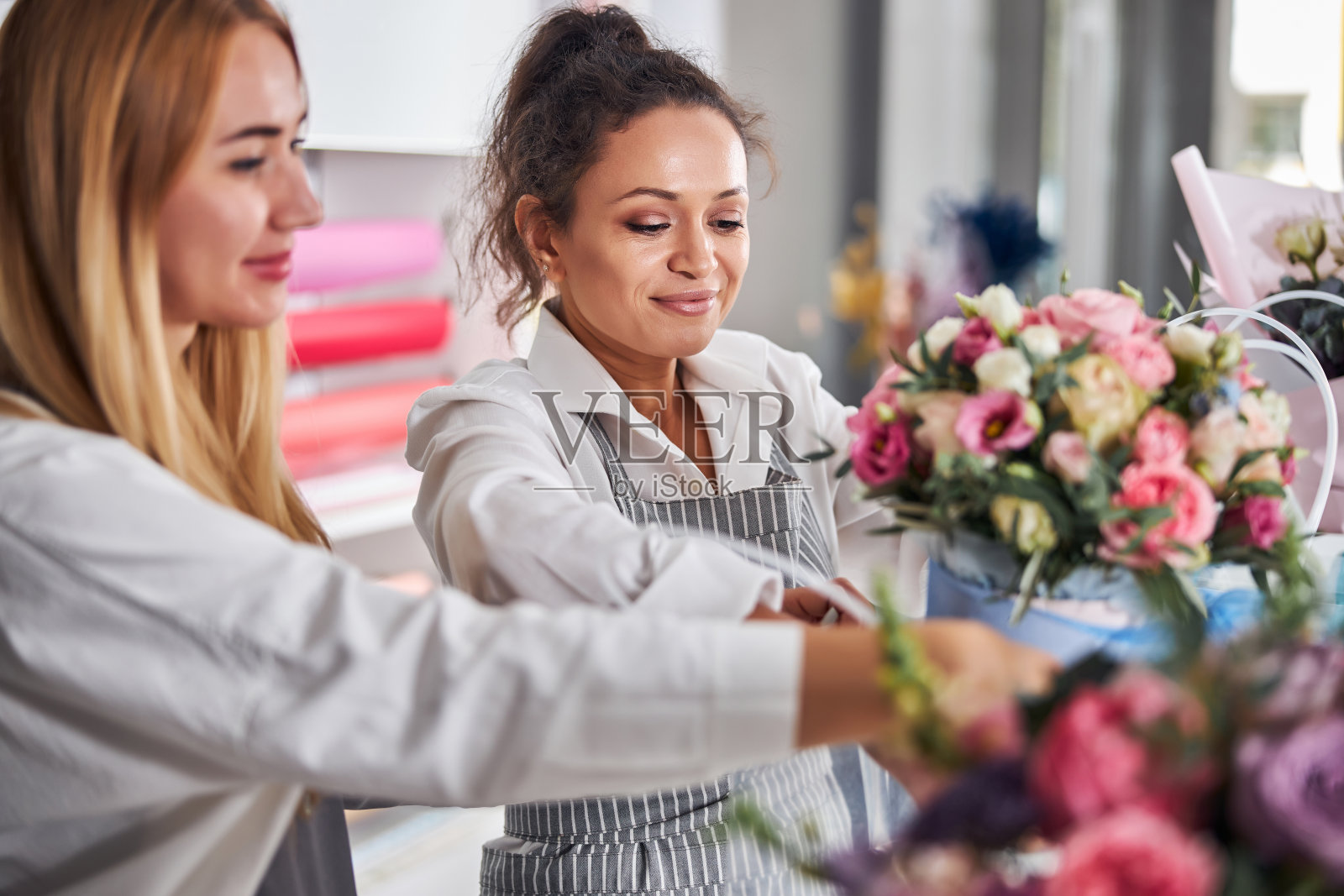 女花店工人正在布置华丽的花束照片摄影图片