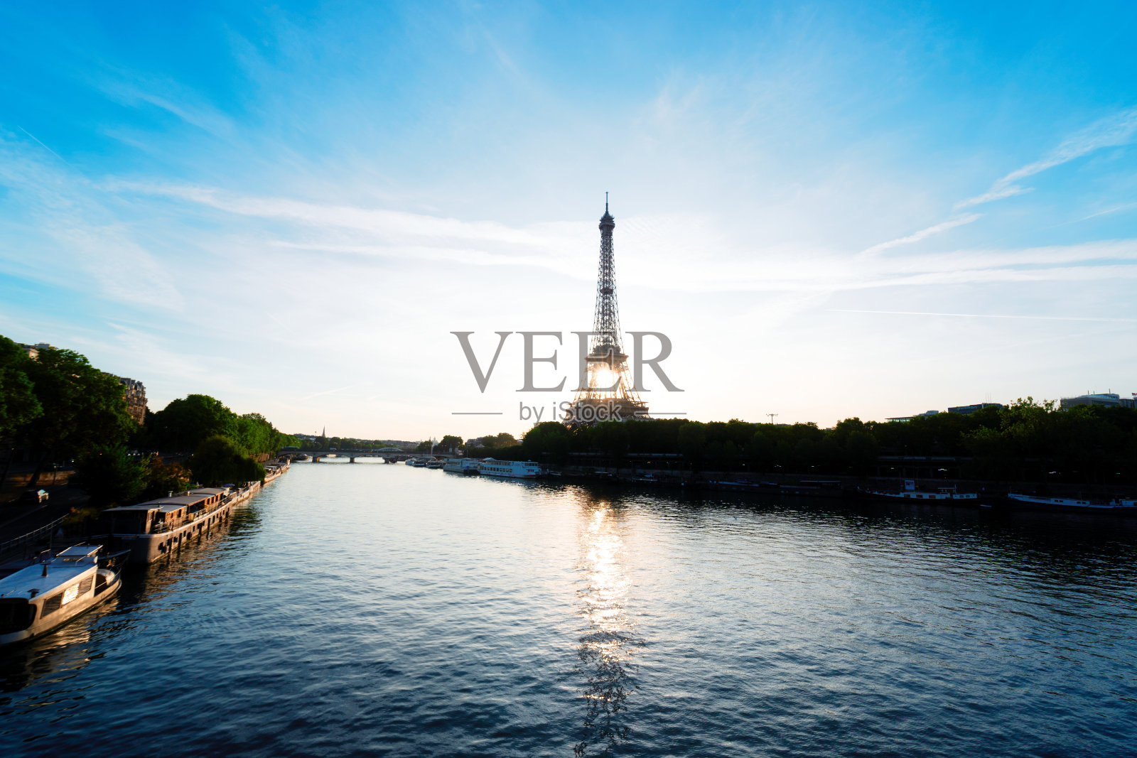 埃菲尔铁塔游塞纳河照片摄影图片