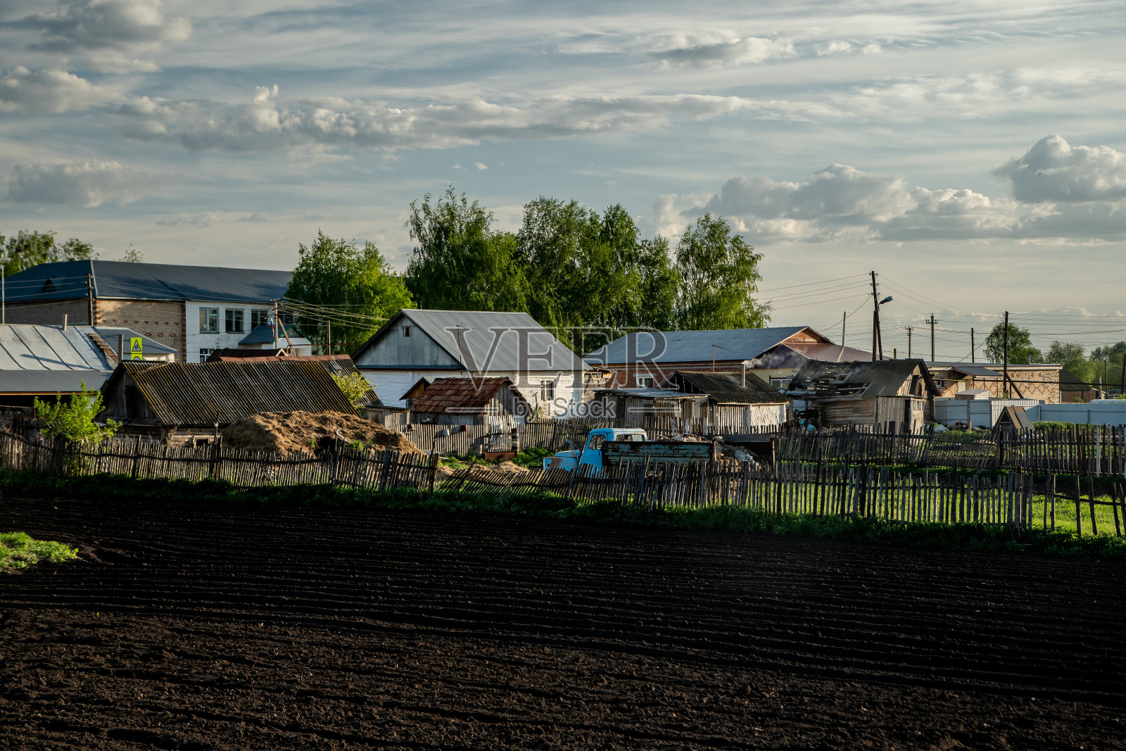 夏天典型的俄罗斯村庄照片摄影图片