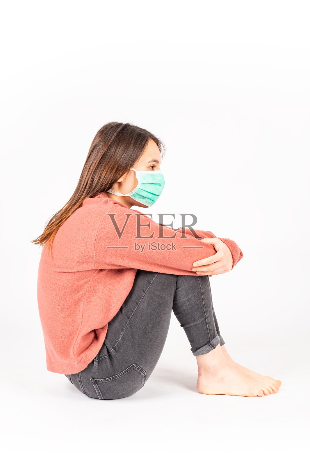 戴医用口罩的年轻女人照片摄影图片