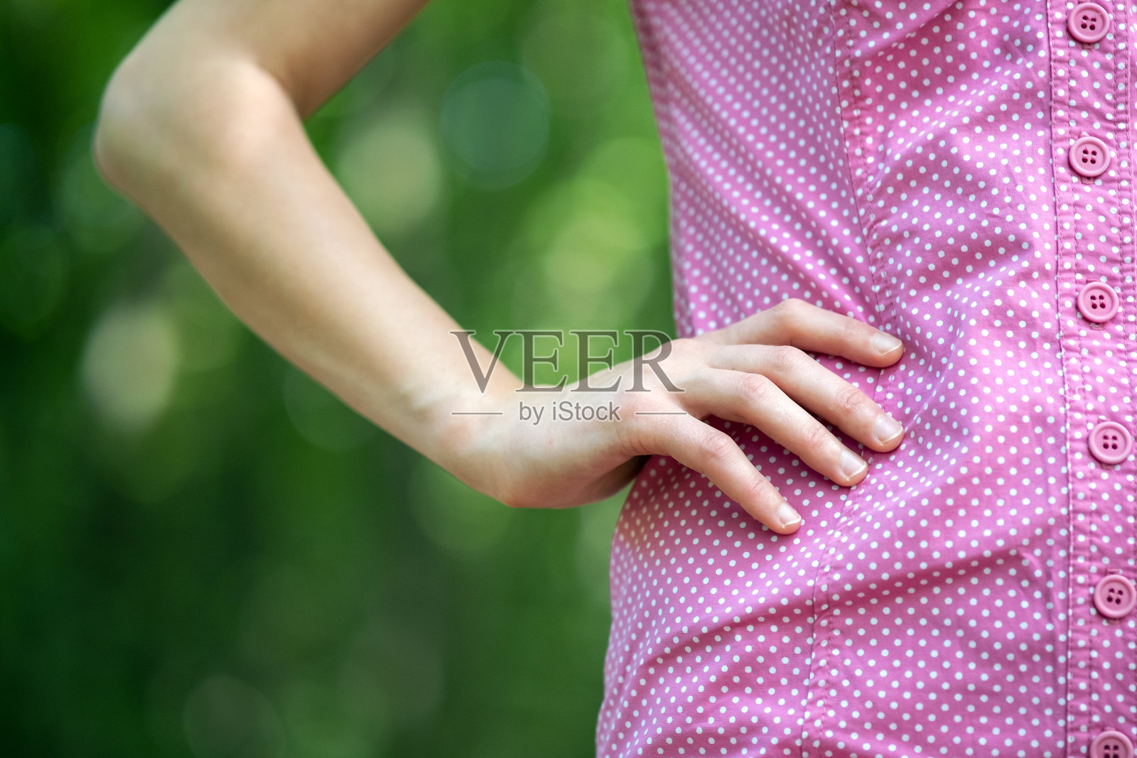 近距离的女人的手在她的腰部。照片摄影图片