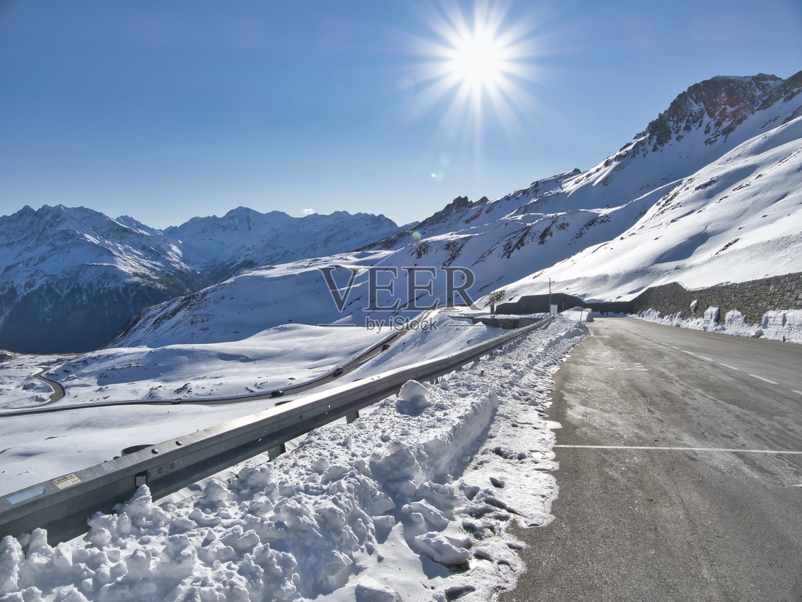 十月中旬,大格洛克纳豪查尔彭大街上的冬日场景照片摄影图片
