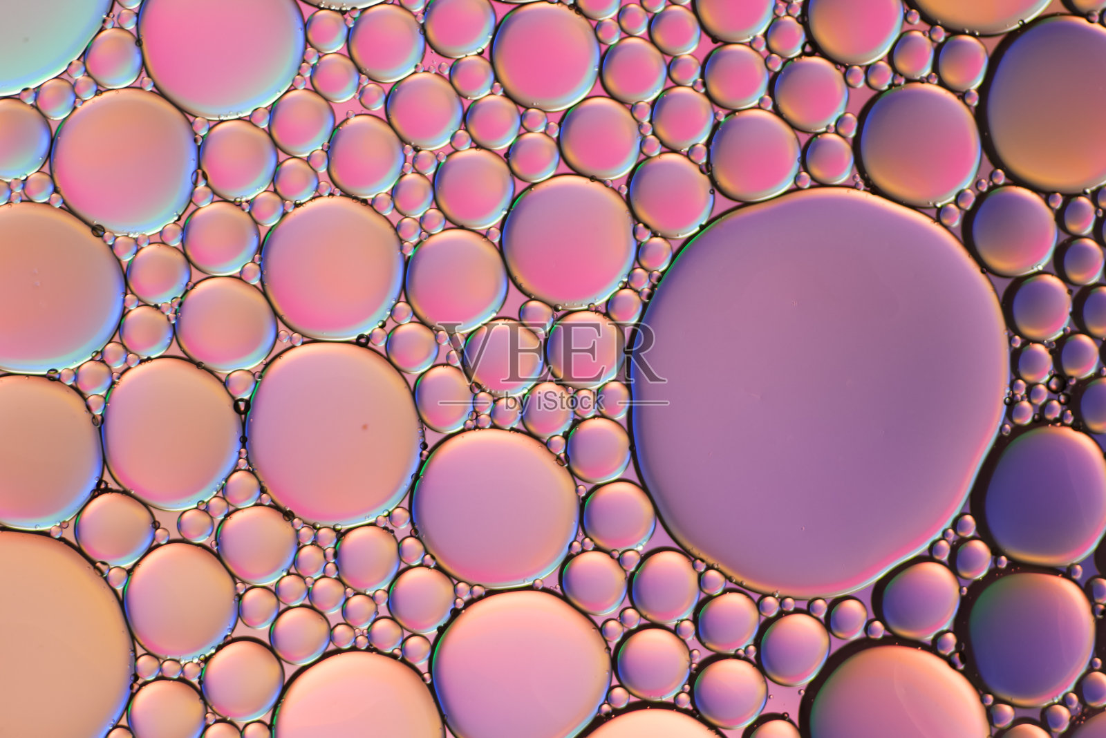 五彩缤纷的艺术油滴浮在水面上。摘要泡沫的背景。照片摄影图片