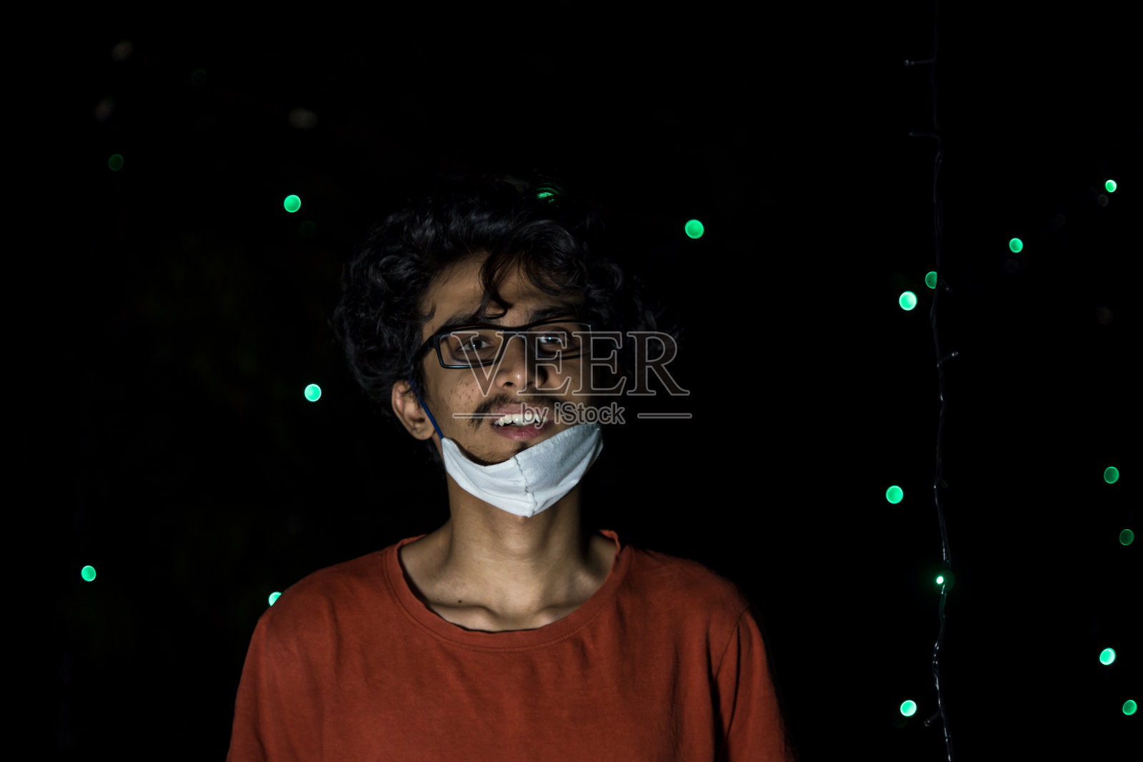 戴着医用面具庆祝排灯节的男子照片摄影图片
