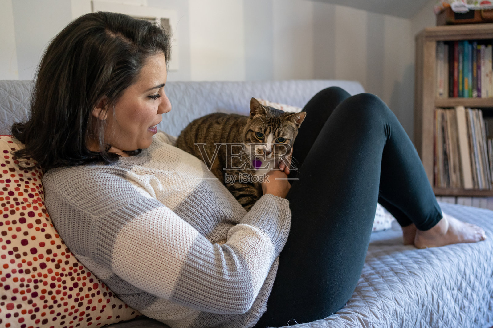 一个拉丁妇女和她的猫在家里照片摄影图片