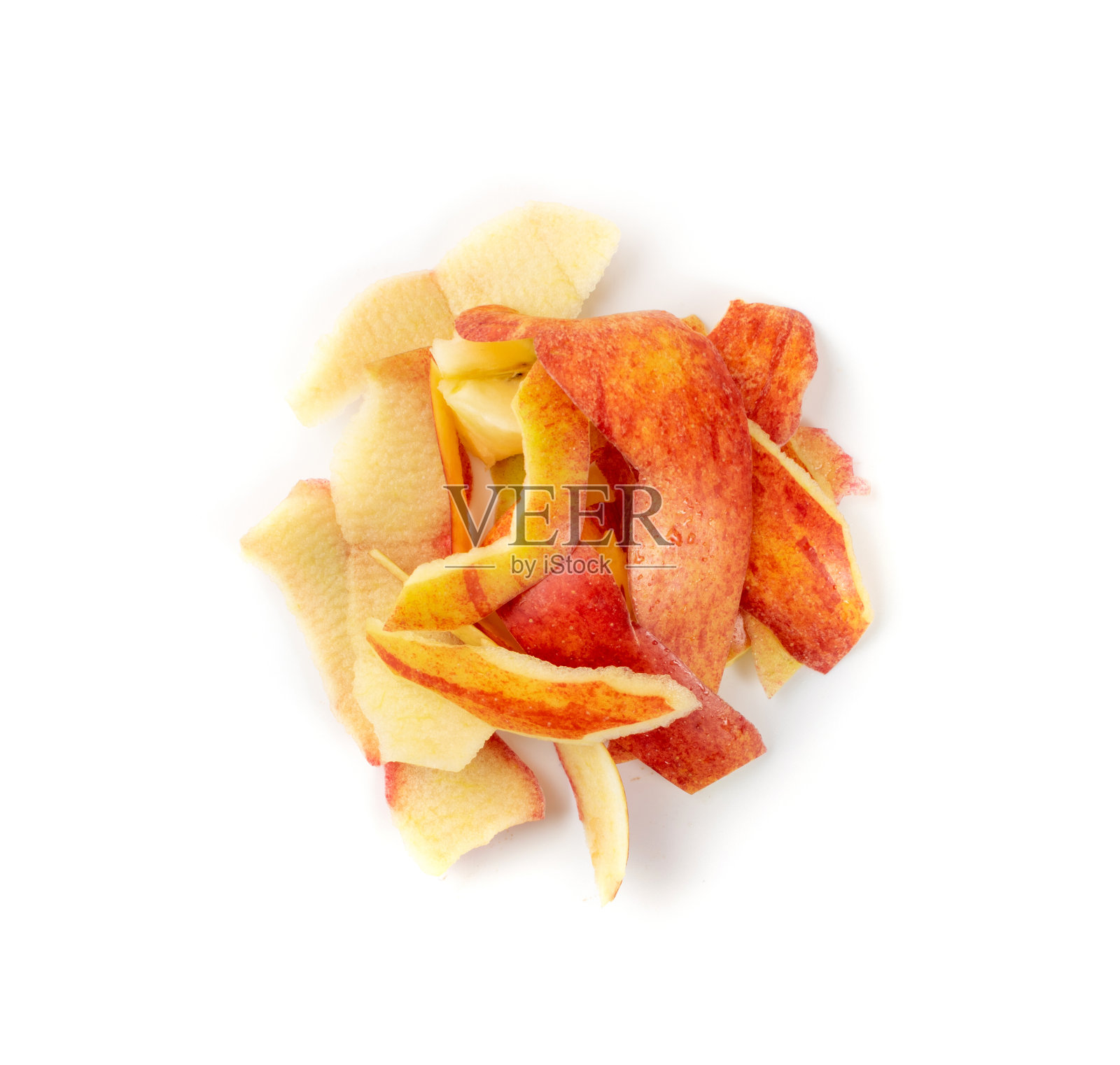 白色背景上孤立的一堆土豆皮照片摄影图片