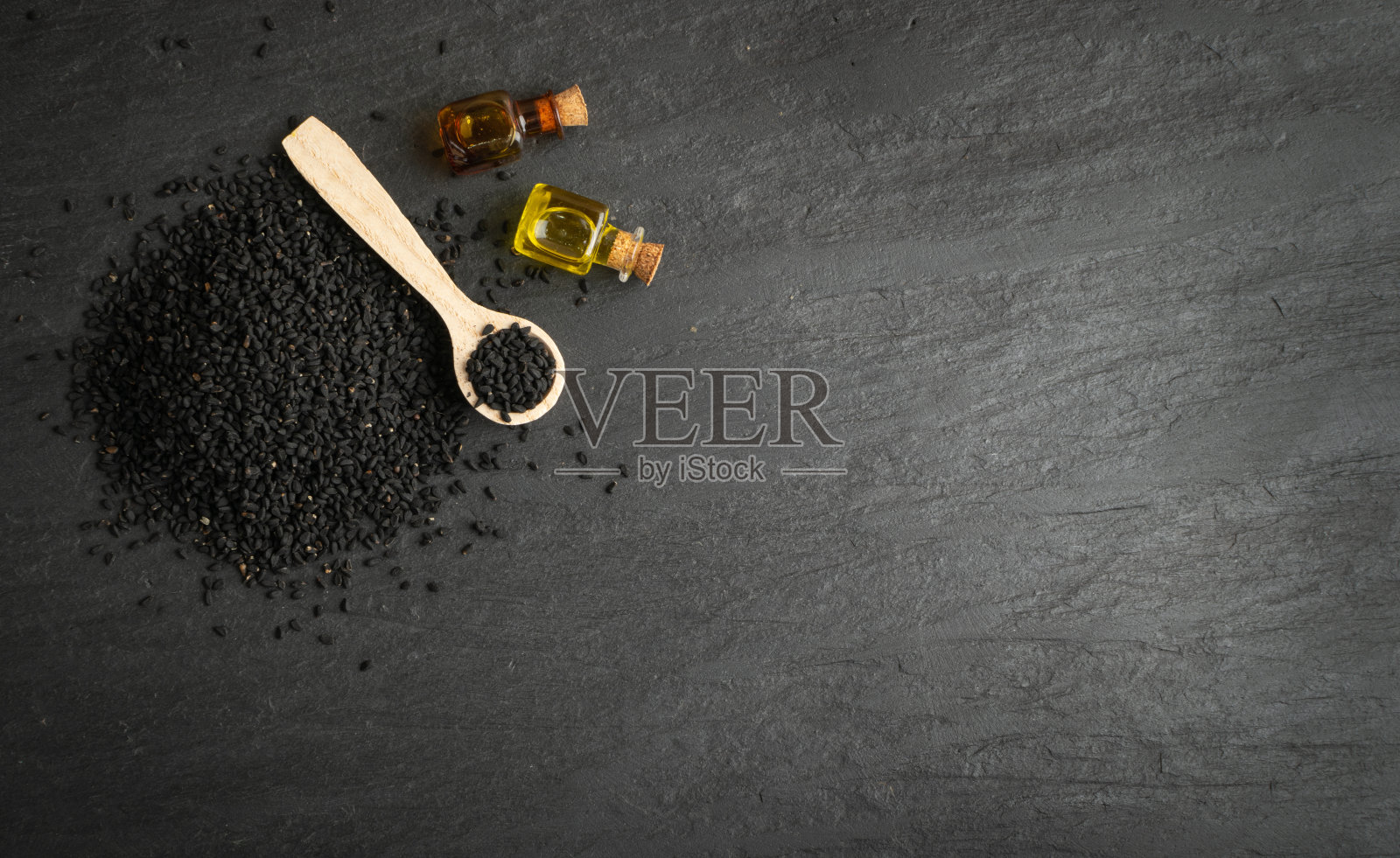 黑孜然,黑种草或黑葛缕子种子精油照片摄影图片