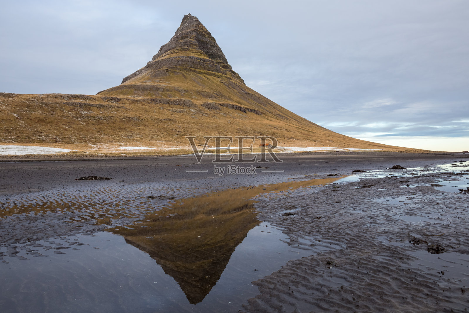 冰岛Snæfellsnes半岛上轮廓清晰的kirkjues山的退潮反射照片摄影图片