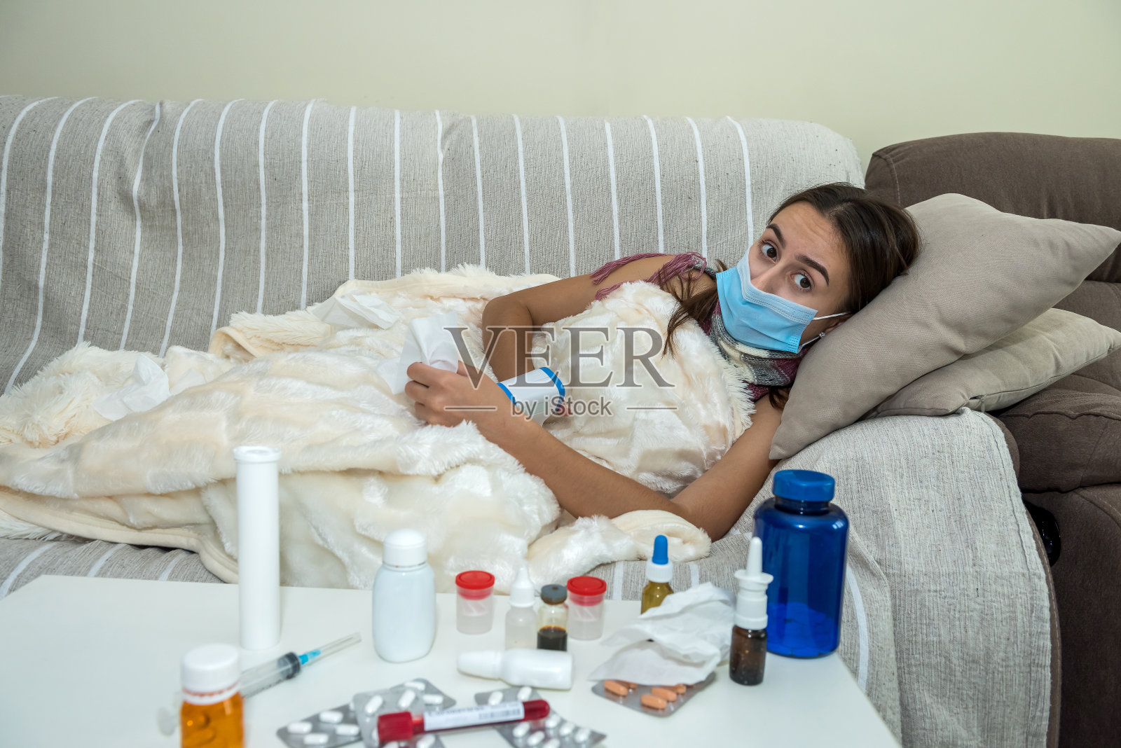 因季节性流感或新型冠状病毒感染而躺在床上的妇女照片摄影图片