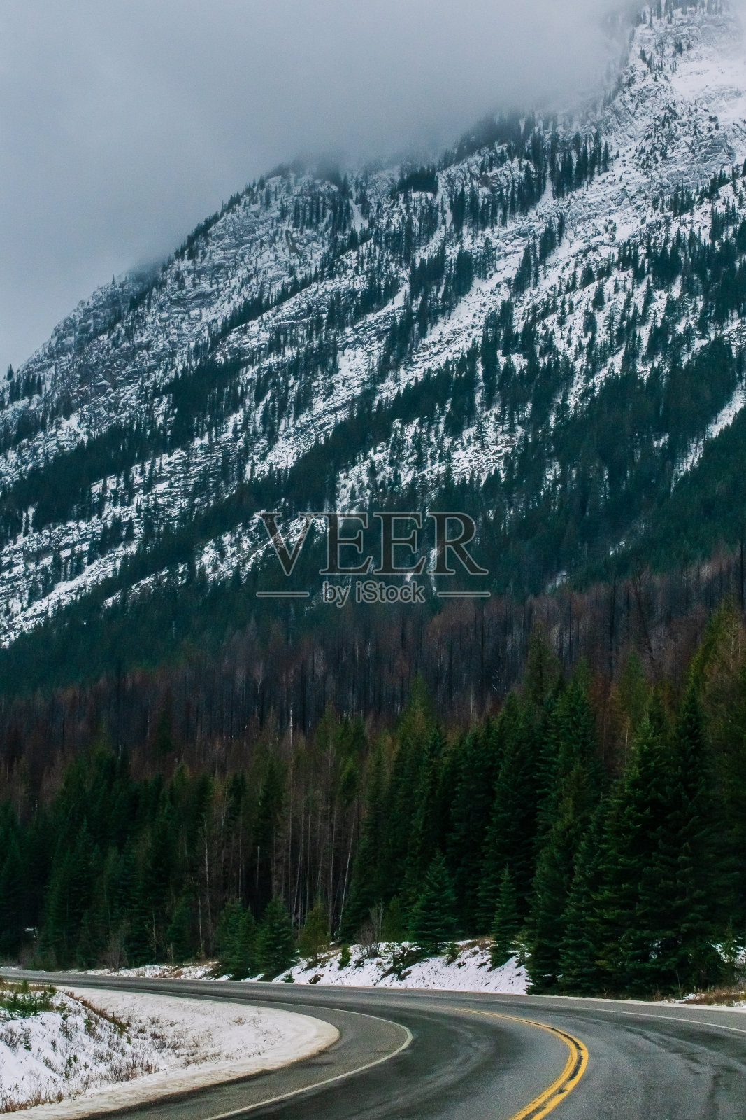 冬季不列颠哥伦比亚省落基山脉的单车道公路照片摄影图片