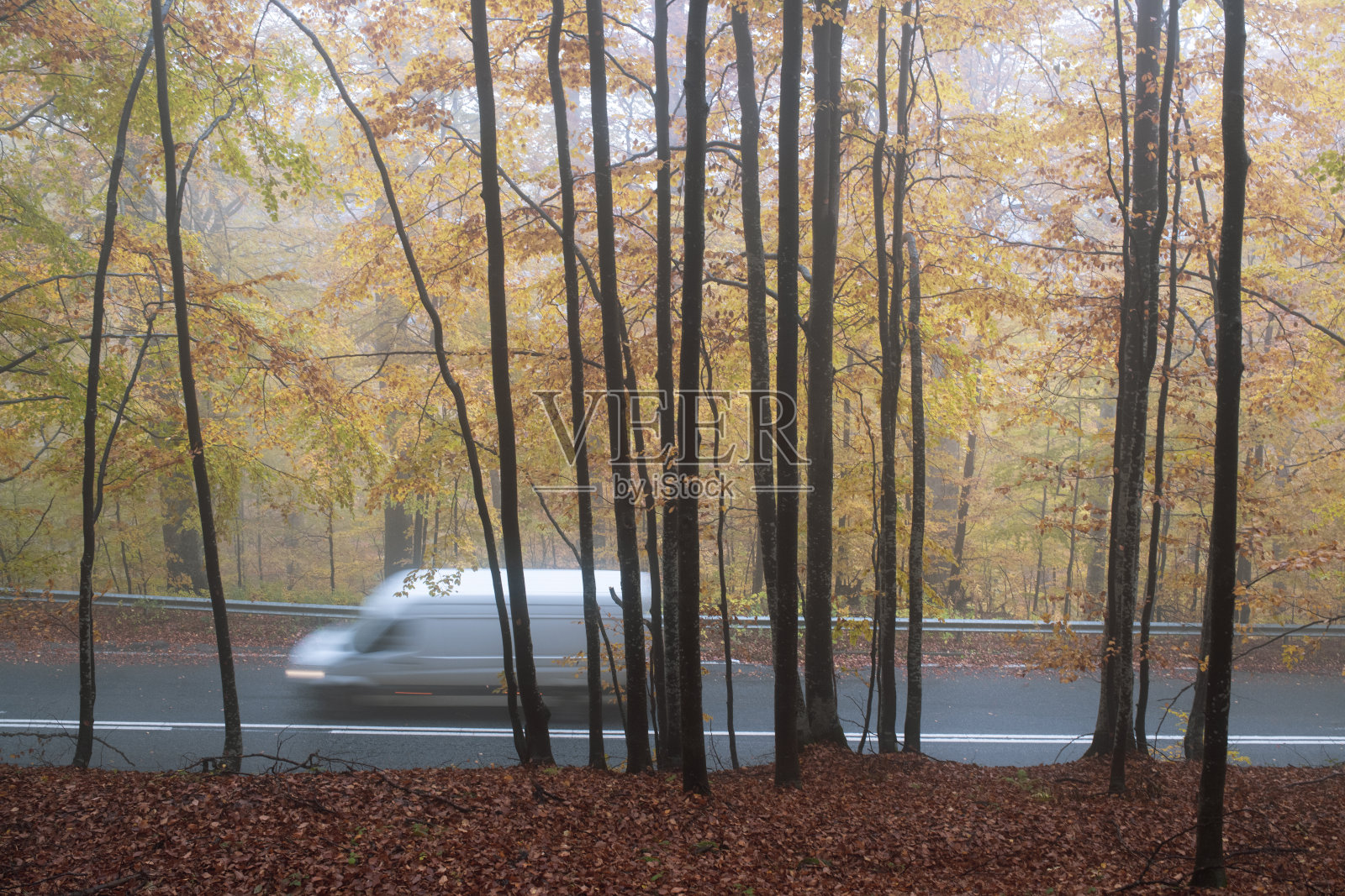 在山区公路上行驶的运输车辆。照片摄影图片