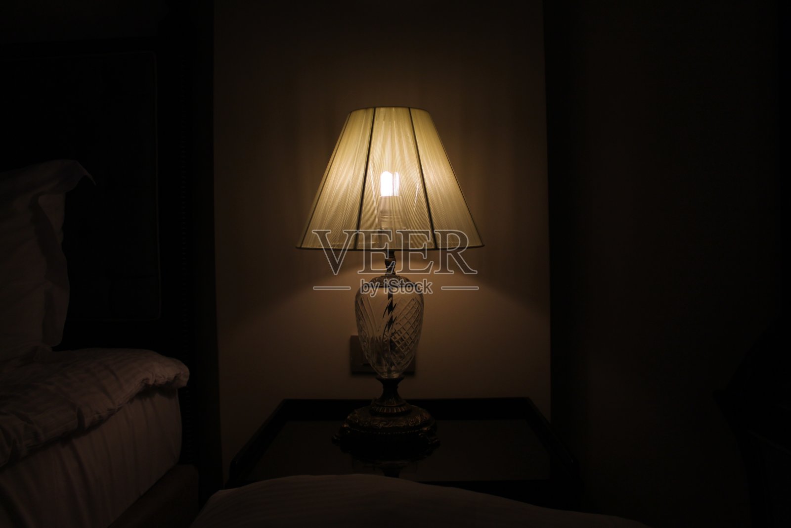 卧室里怀旧灯罩的灯光照片摄影图片