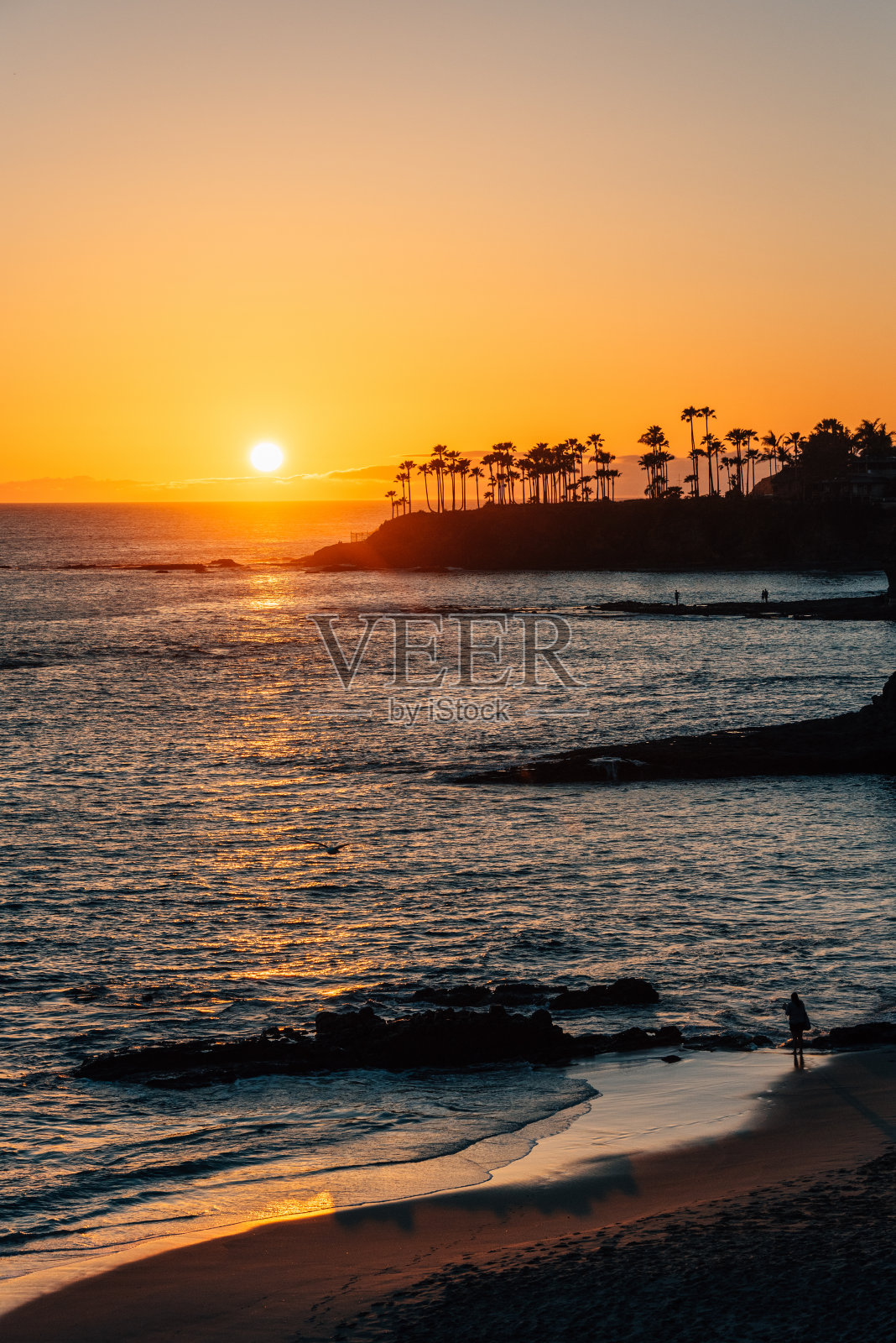 日落在海斯勒公园的海滩,在拉古纳海滩,橘子郡,加利福尼亚州照片摄影图片
