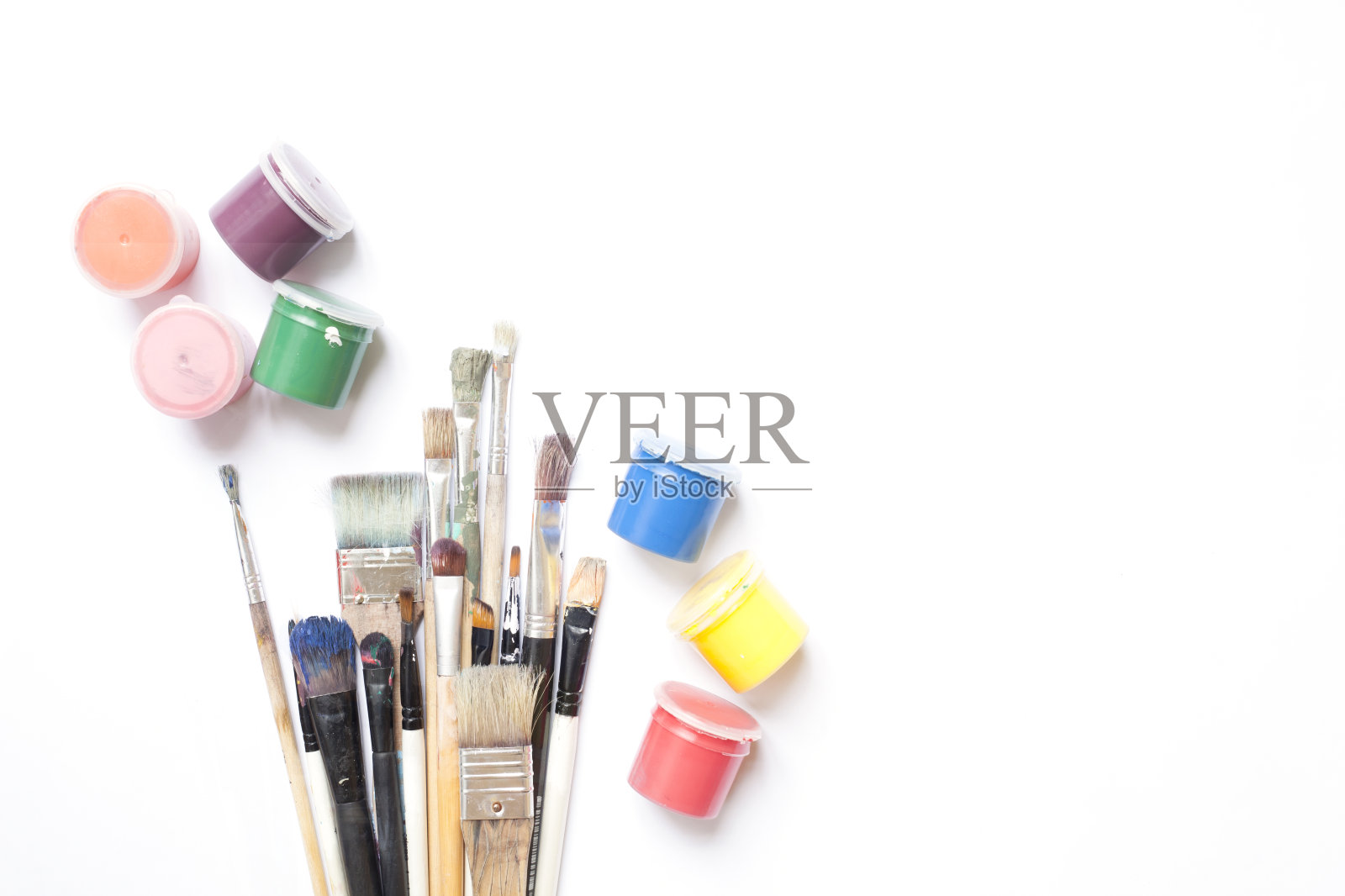 刷子与彩色颜料,孤立在白色照片摄影图片