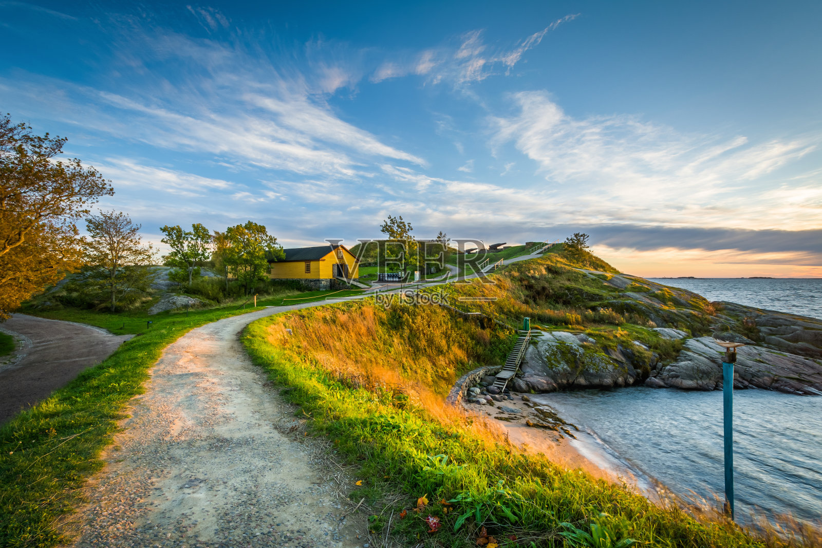 芬兰赫尔辛基的索欧门里纳,波罗的海悬崖上的人行道照片摄影图片