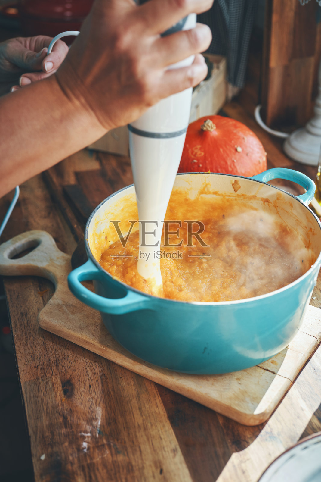 准备培根和百里香南瓜汤照片摄影图片