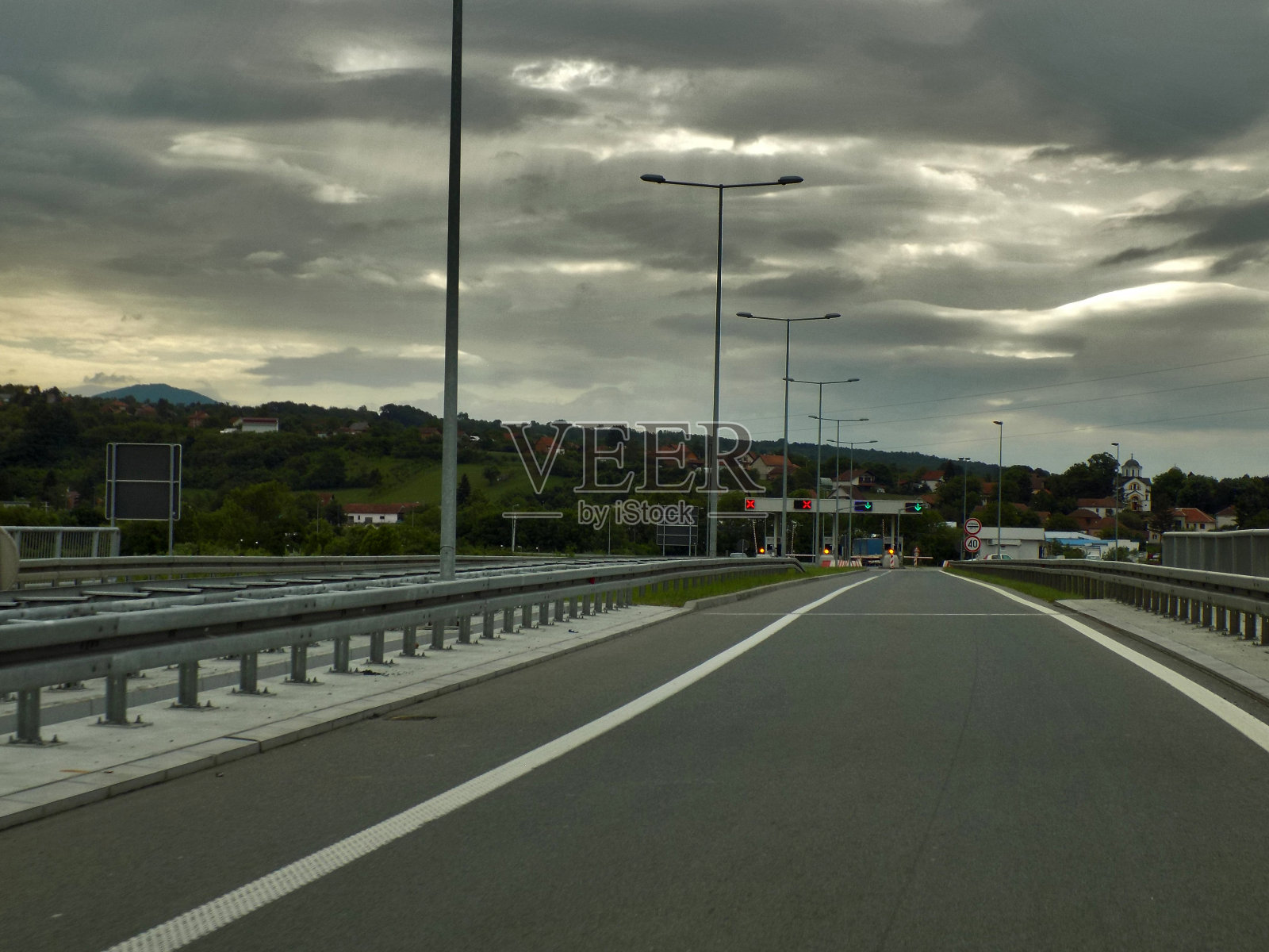 高速公路尽头的收费站照片摄影图片