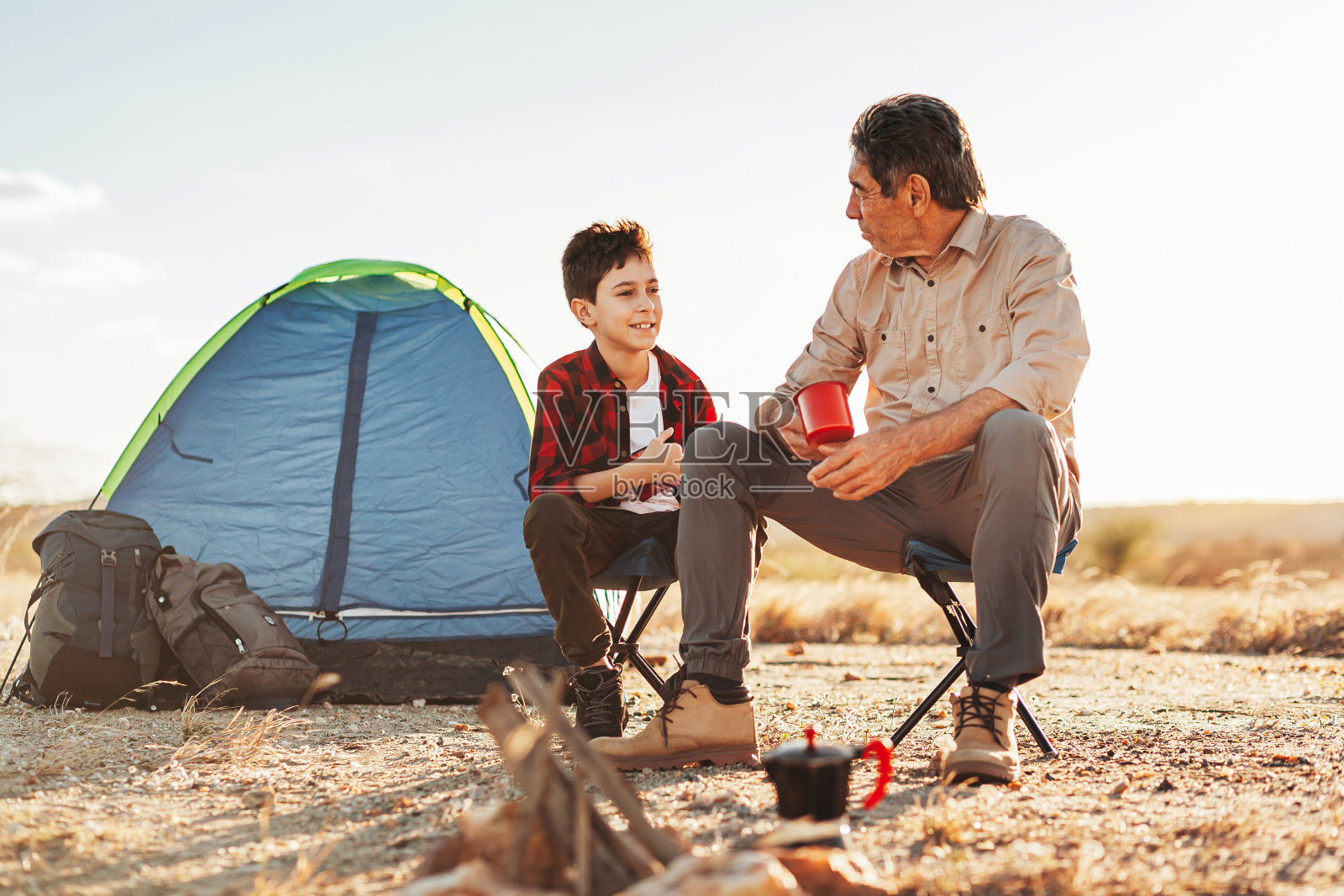 爷爷和孙子在露营玩得很开心。老年人积极生活的观念。照片摄影图片