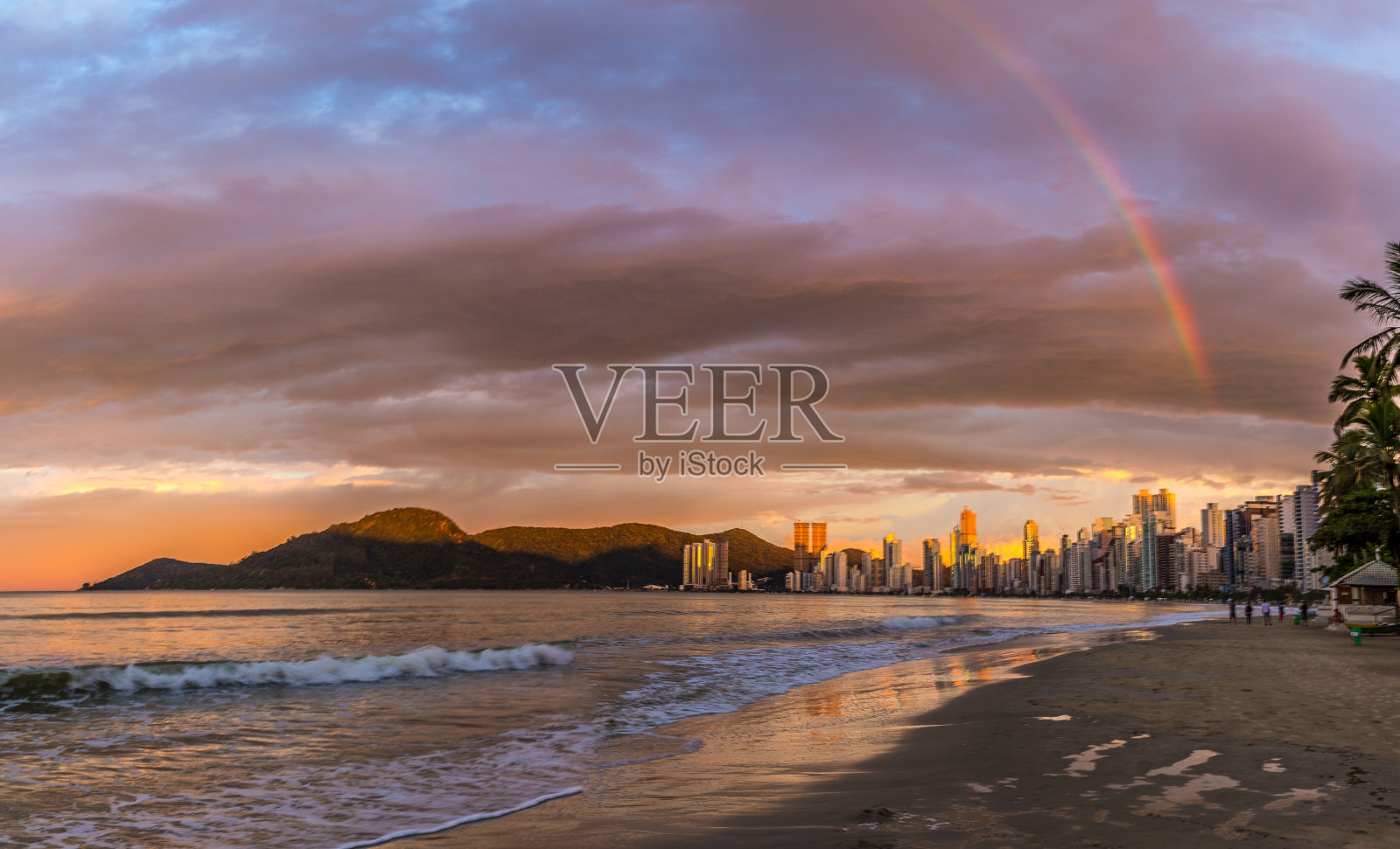 彩虹在黄昏照片摄影图片