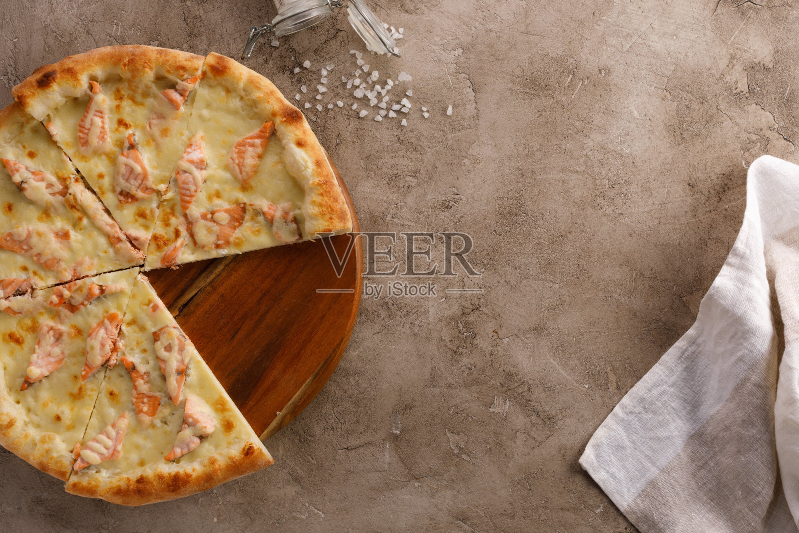 美味的披萨配上鲑鱼和纹理。美味的食物的概念。特写镜头。照片摄影图片