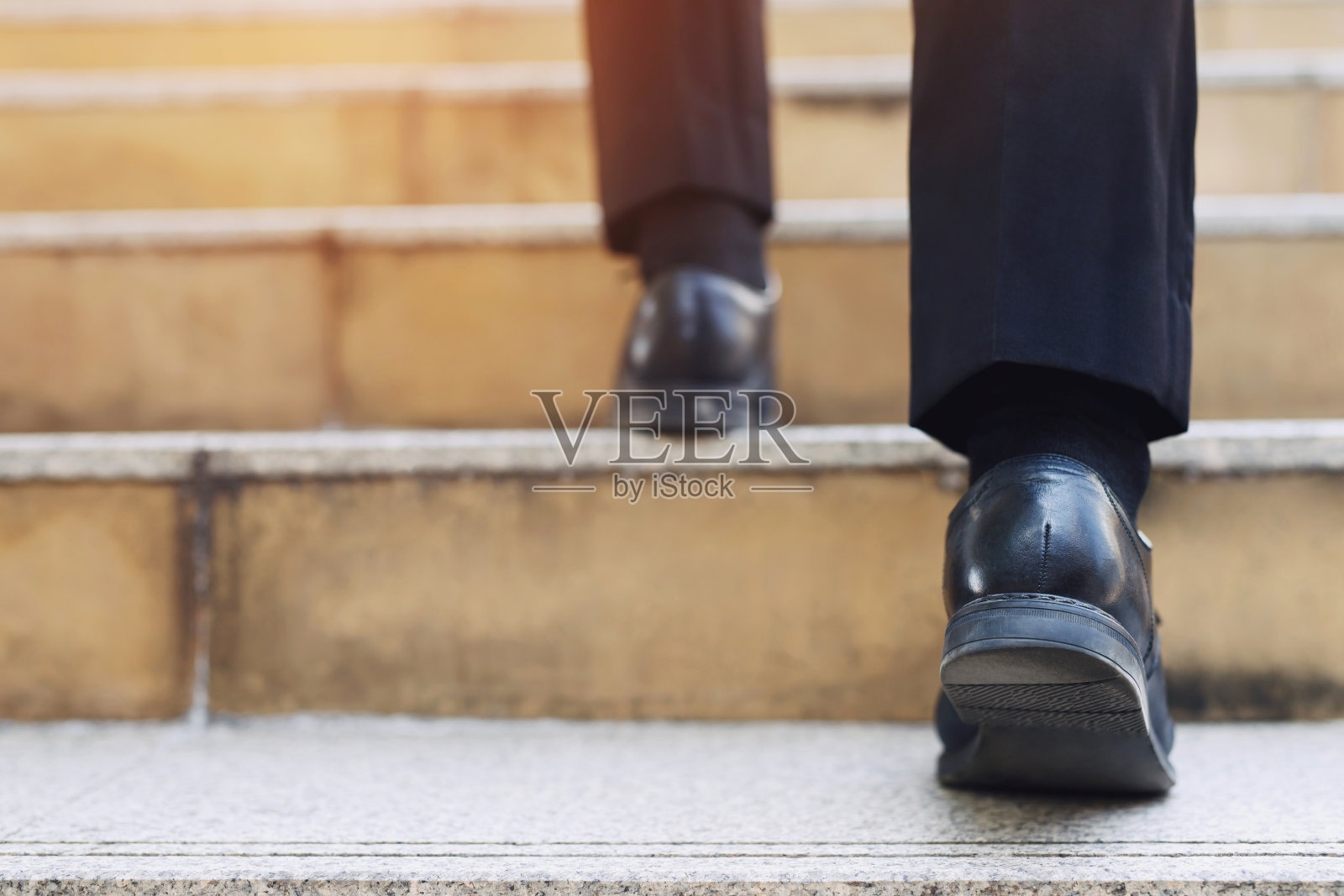 商人们正走上办公室的楼梯去工作。照片摄影图片