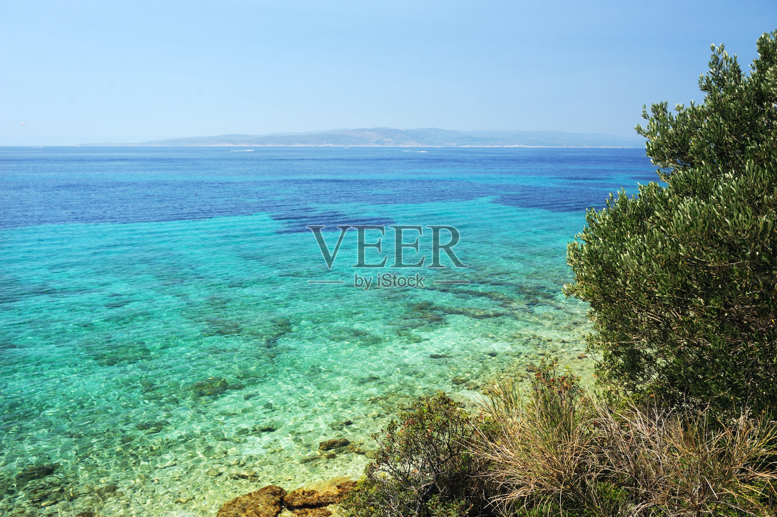 从克罗地亚的海滩到亚得里亚海的美丽景色,清澈碧绿的海水。照片摄影图片