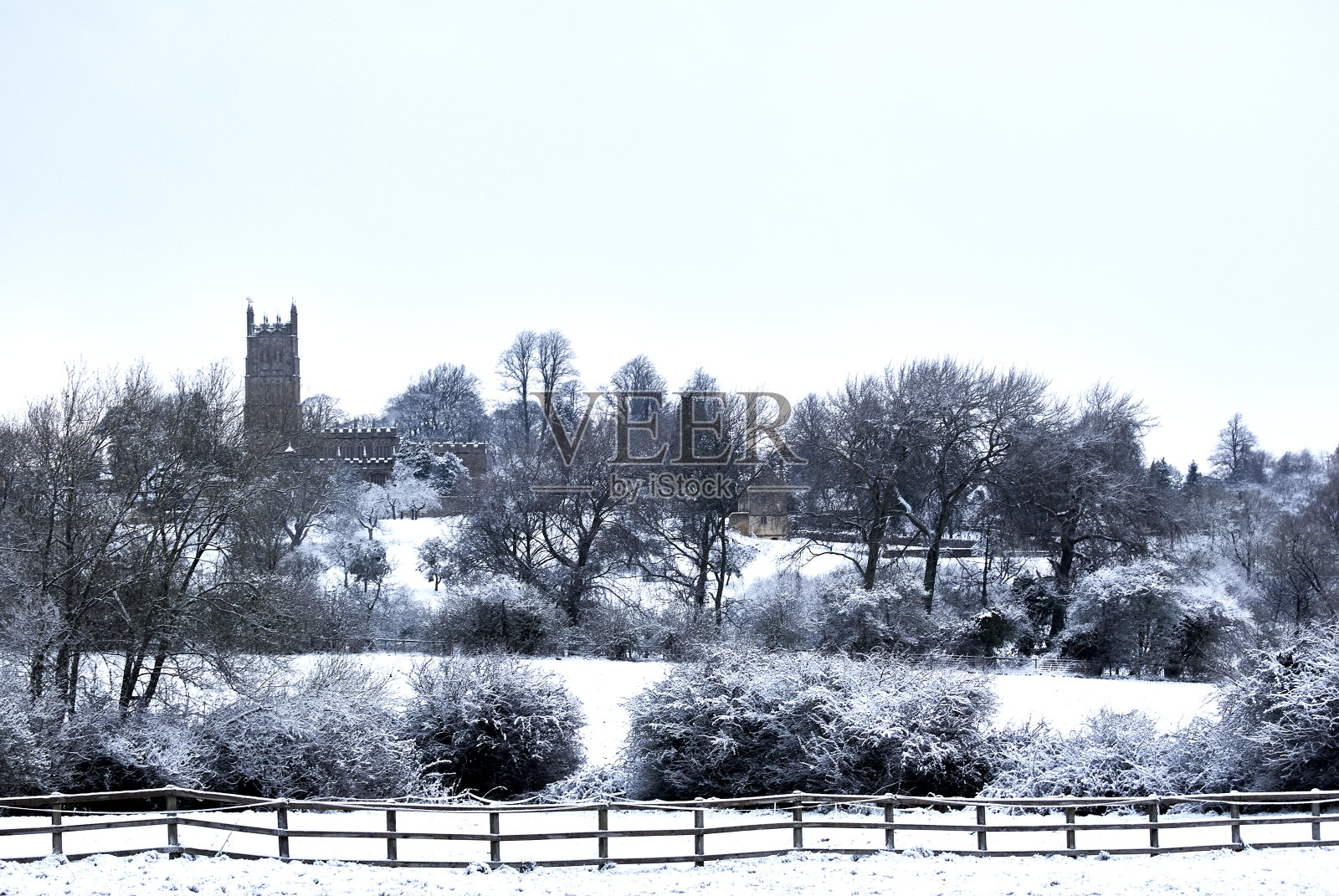 位于英国科茨沃尔德的奇平坎普登,剑河对岸的圣詹姆斯教堂照片摄影图片