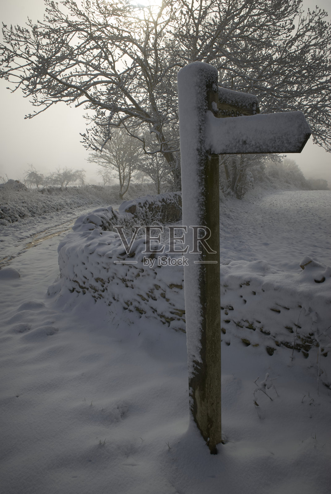 科茨沃尔德的切平坎普登,积雪覆盖的路标照片摄影图片
