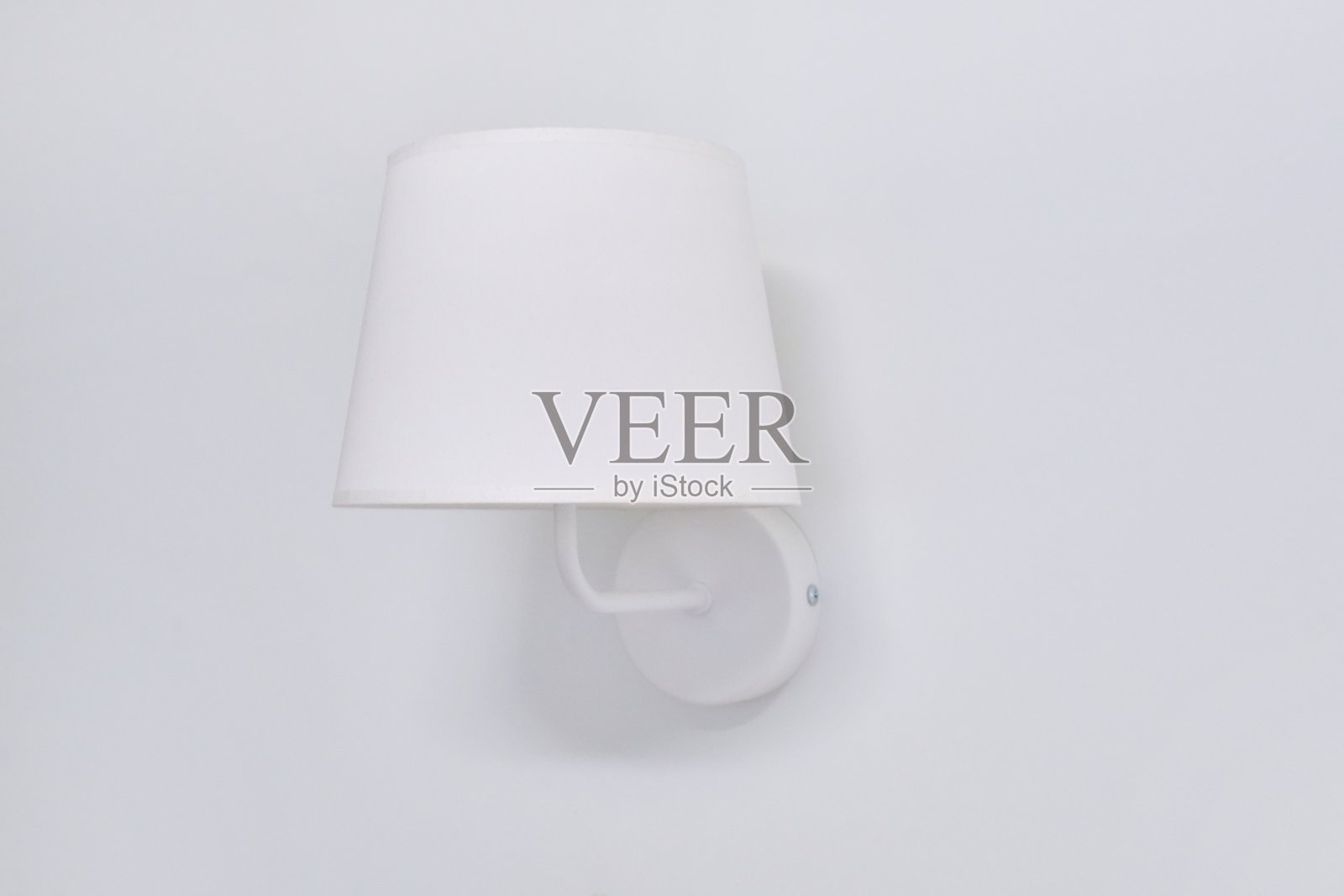 白色优雅的现代壁灯与纺织品窗帘在室内照片摄影图片