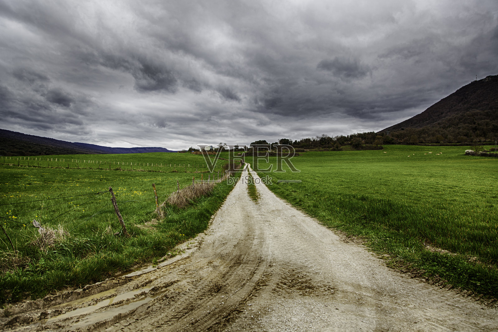 乡间的泥路在山上照片摄影图片