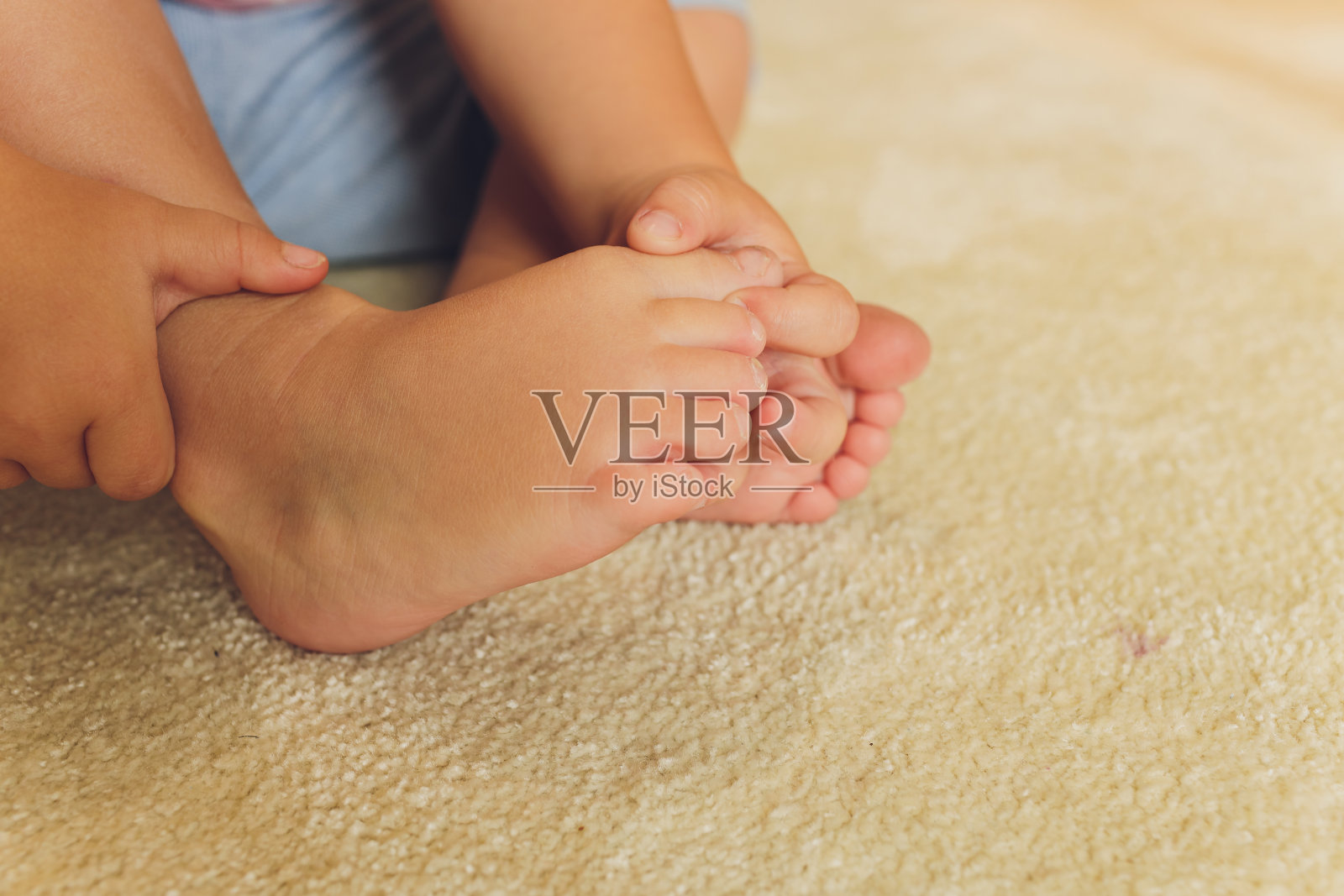 孩子们的光脚。孩子光着脚踩在木地板上。照片摄影图片