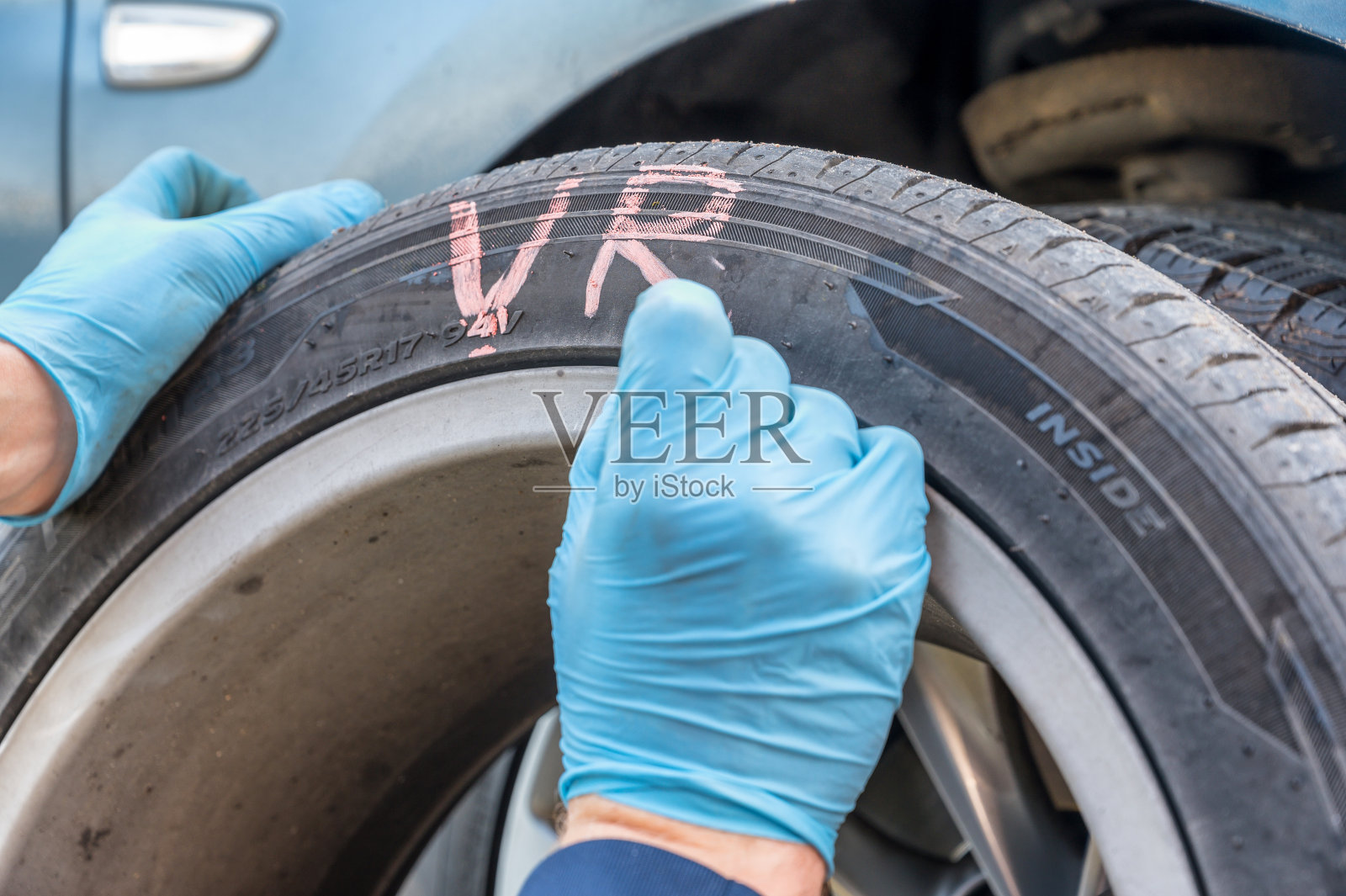 一个换了轮胎的字母,用VR表示德语单词“front right”照片摄影图片