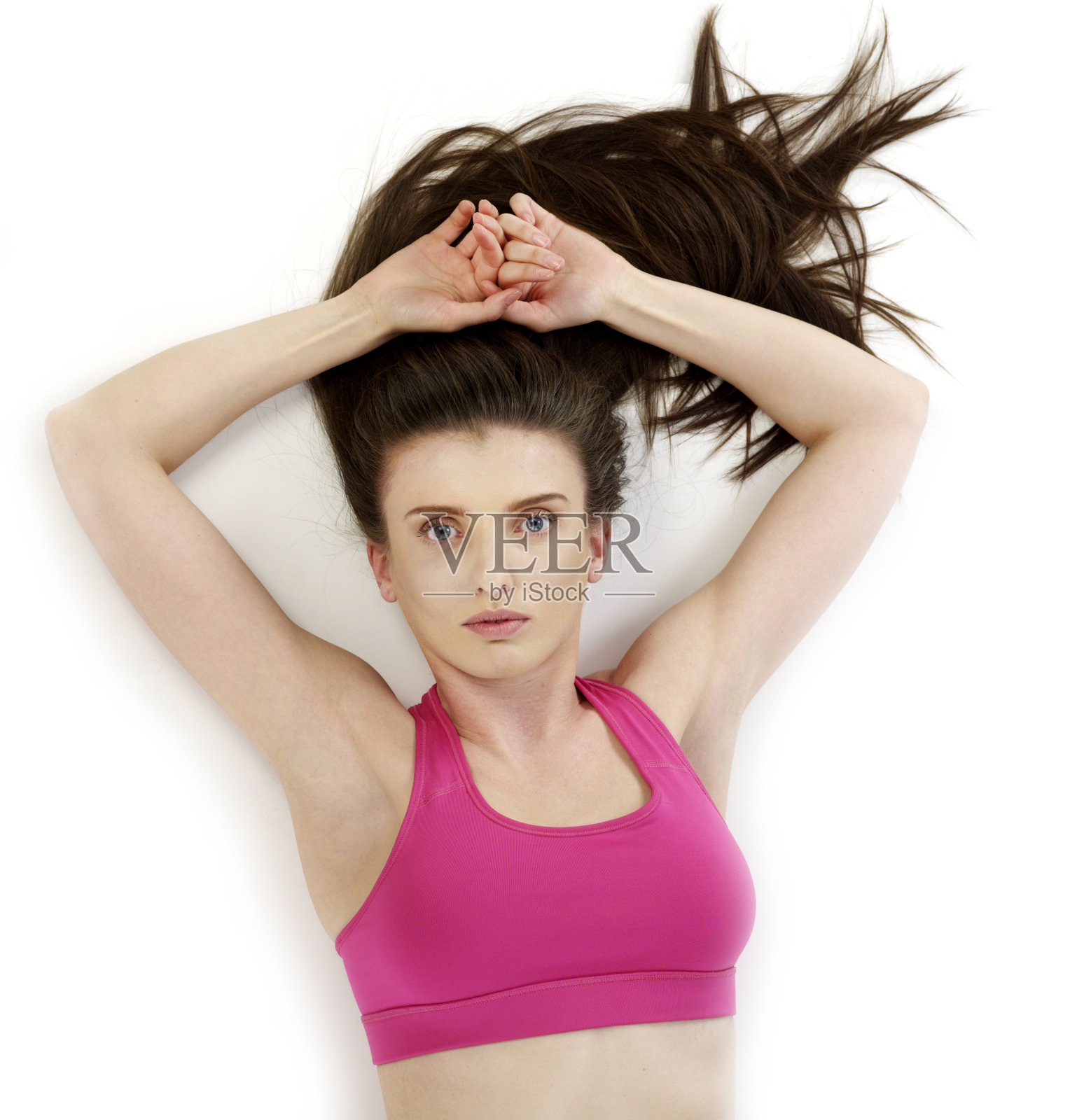 躺在地上的女人照片摄影图片