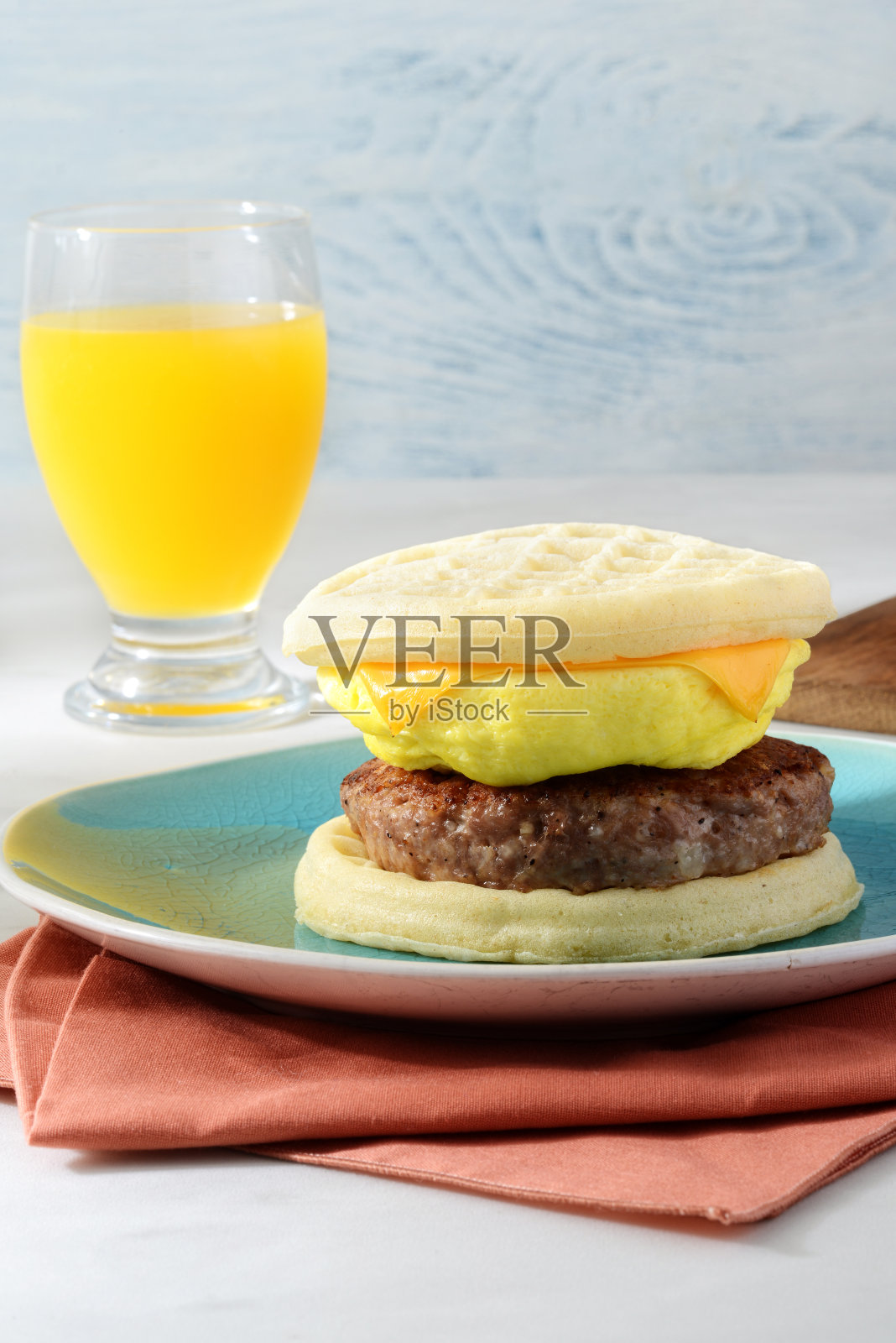 特写香肠鸡蛋芝士华夫三明治照片摄影图片