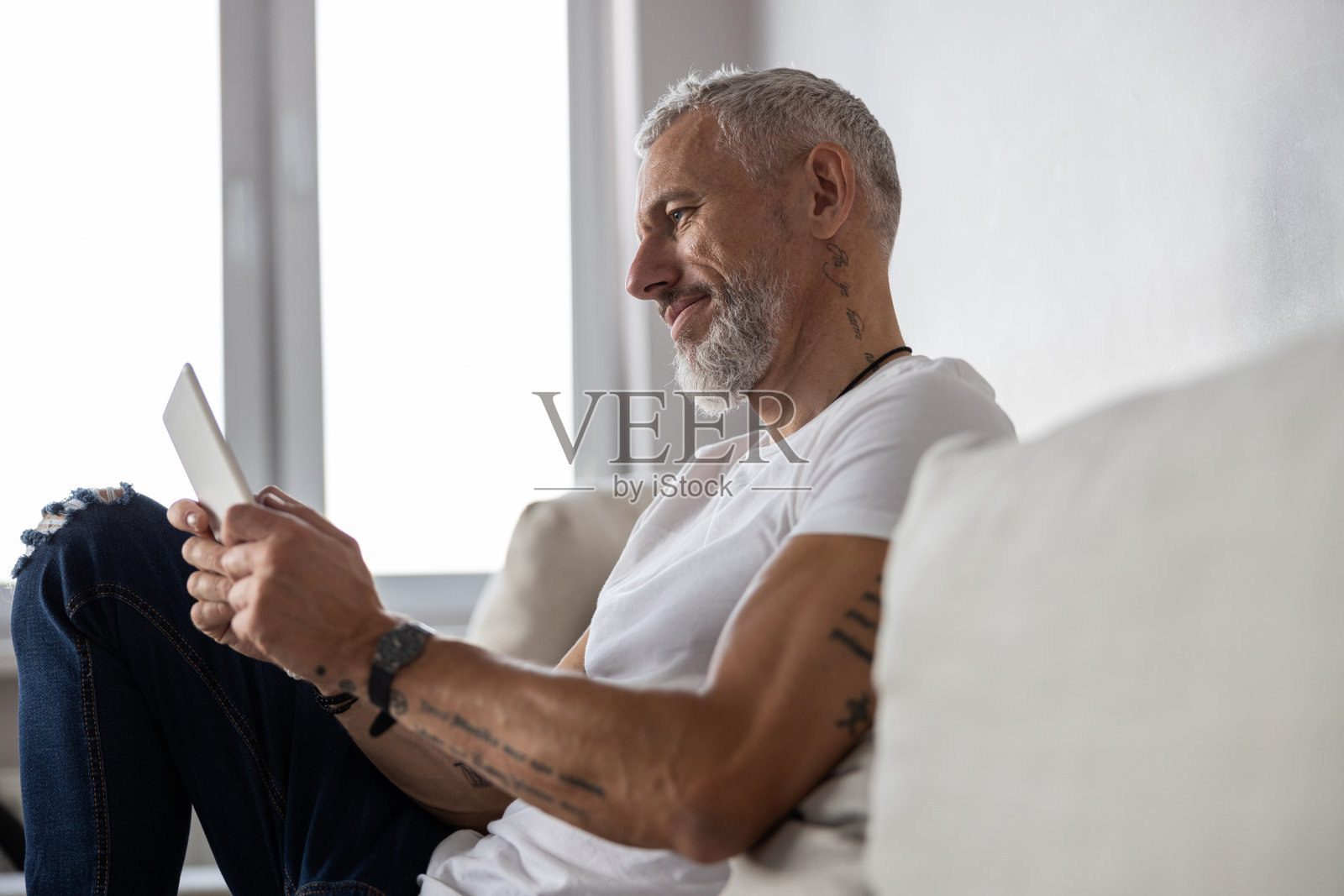 专注的成年人手里拿着平板电脑照片摄影图片