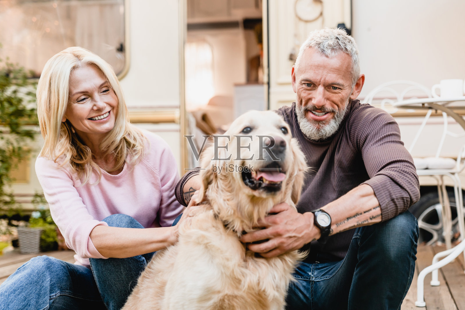 50岁美丽的夫妇花时间与他们的狗在露营车外照片摄影图片