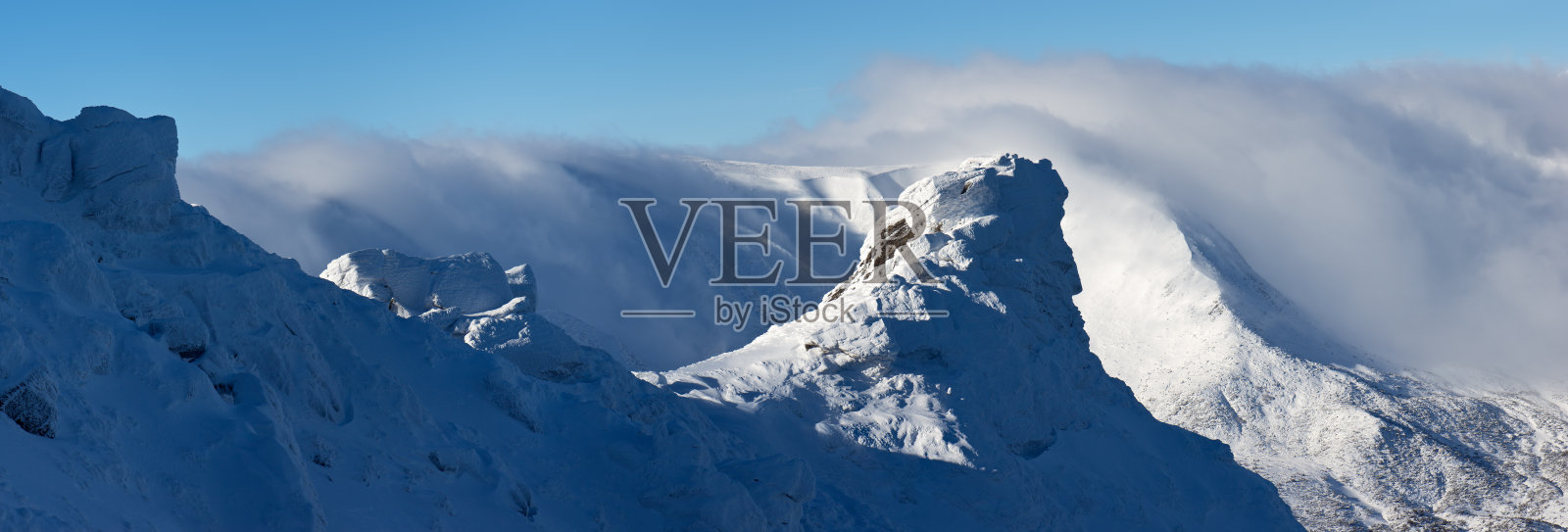 雪山下有山脊的冬季山脉全景照片摄影图片