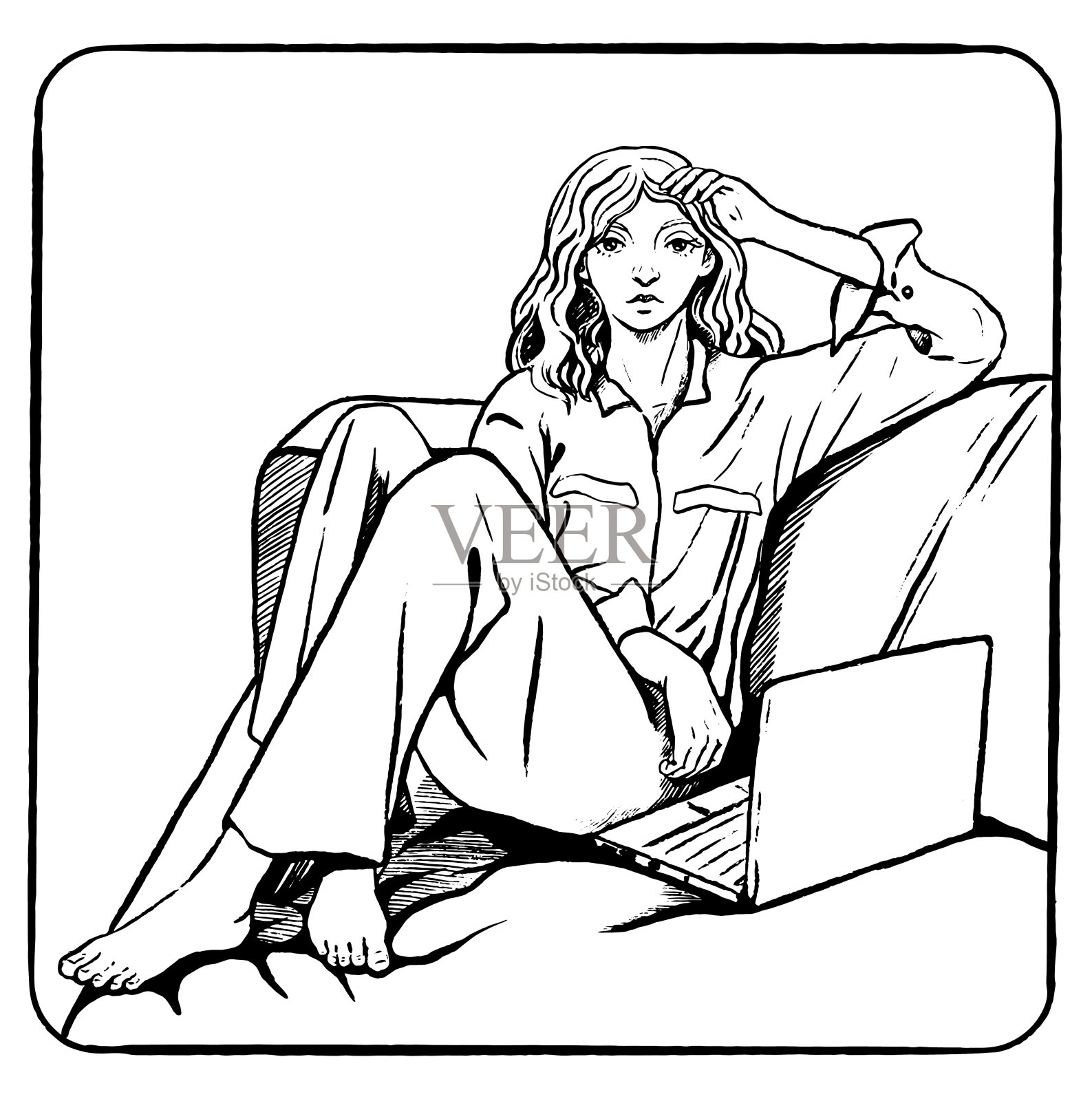 手绘矢量插图。一个坐在沙发上拿着笔记本电脑的漂亮女人。成功的商业女性概念。黑色轮廓图形图片孤立在白色。素描,复古,雕刻风格。插画图片素材