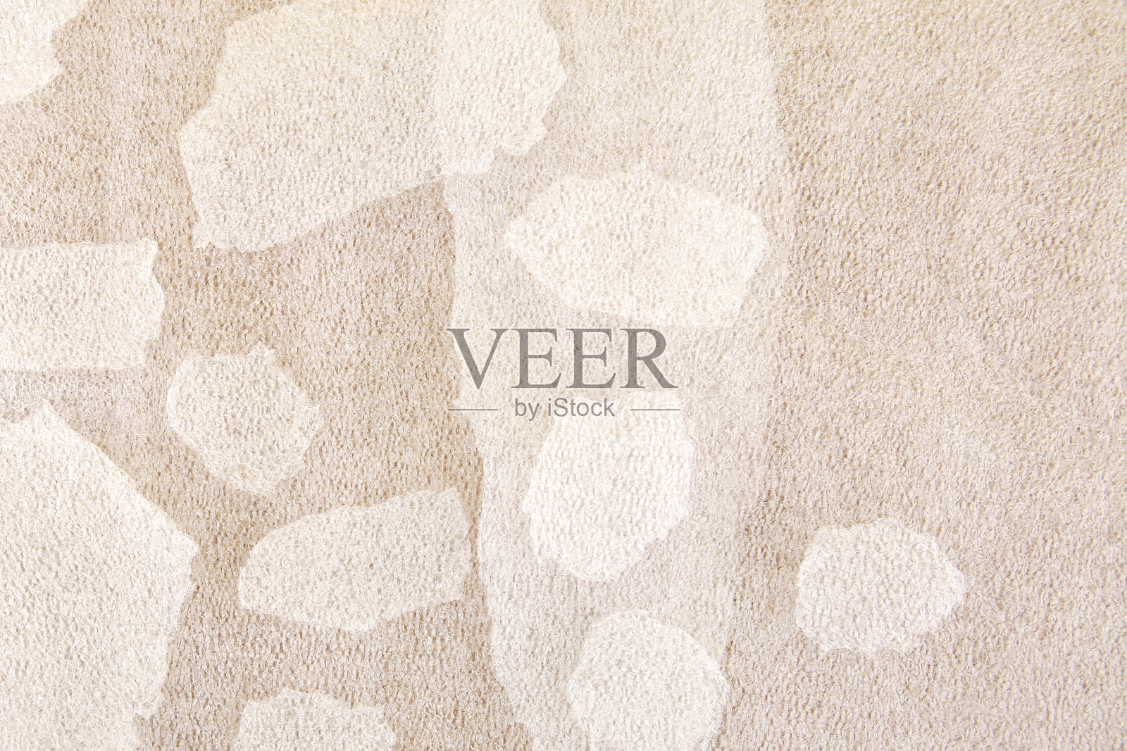 白色塑料泡沫片在纸板背景。照片摄影图片