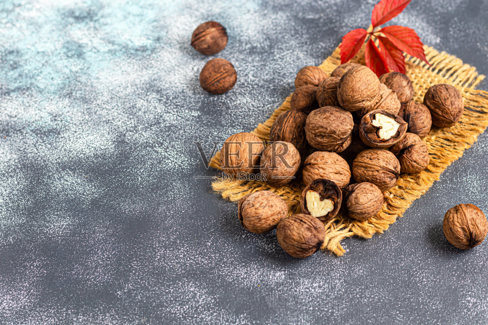 核桃。含有有益的维生素和矿物质。在一个灰色的背景。照片摄影图片