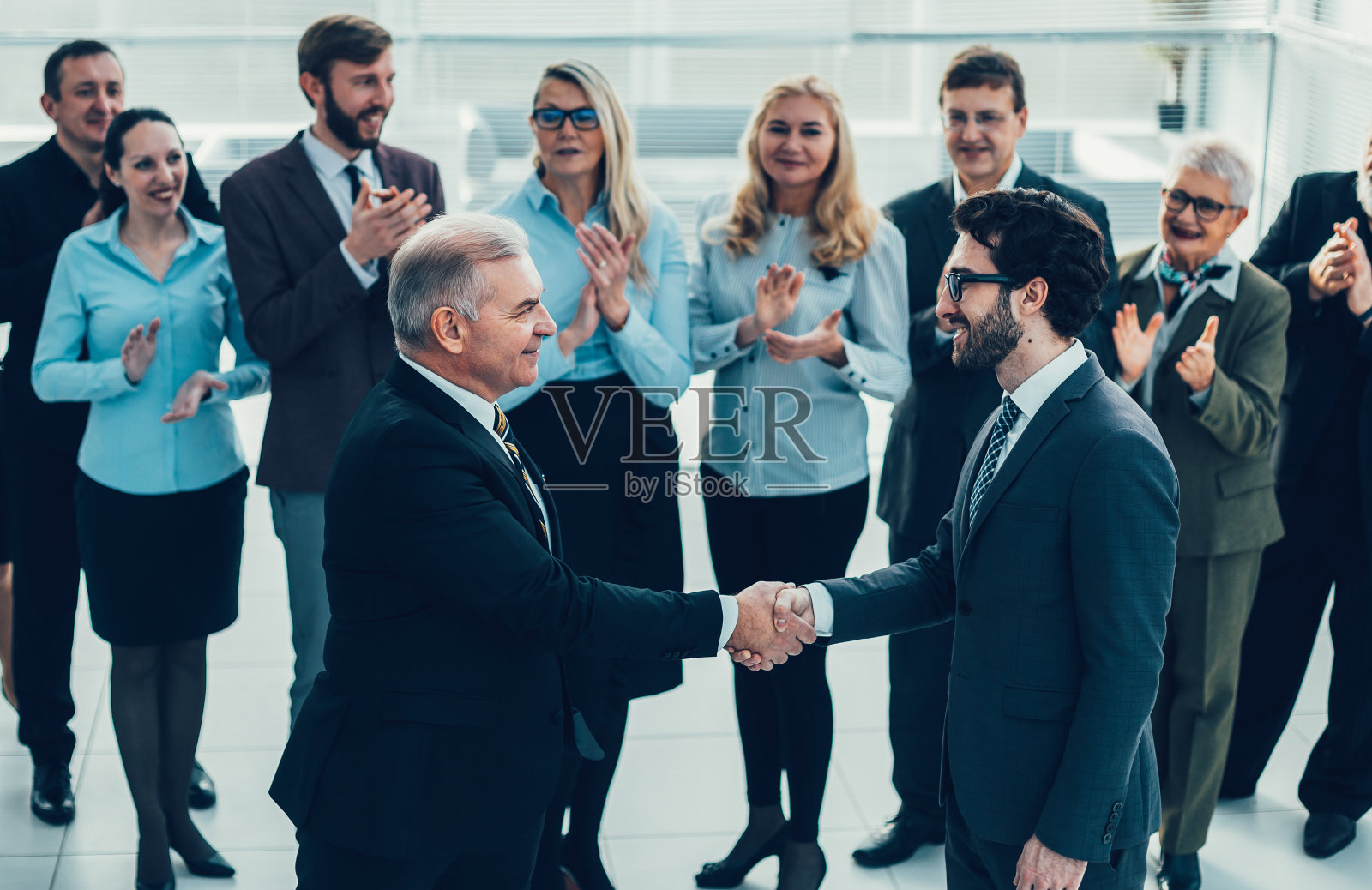 快乐的商业伙伴握手。合作的概念照片摄影图片