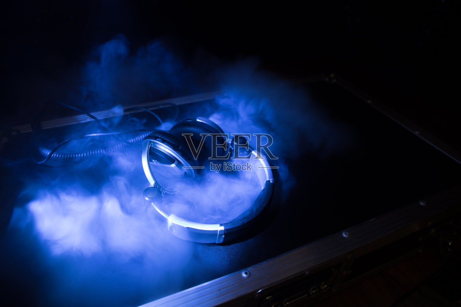 Dj音乐俱乐部概念。近距离耳机在黑暗背景与彩色的光。照片摄影图片