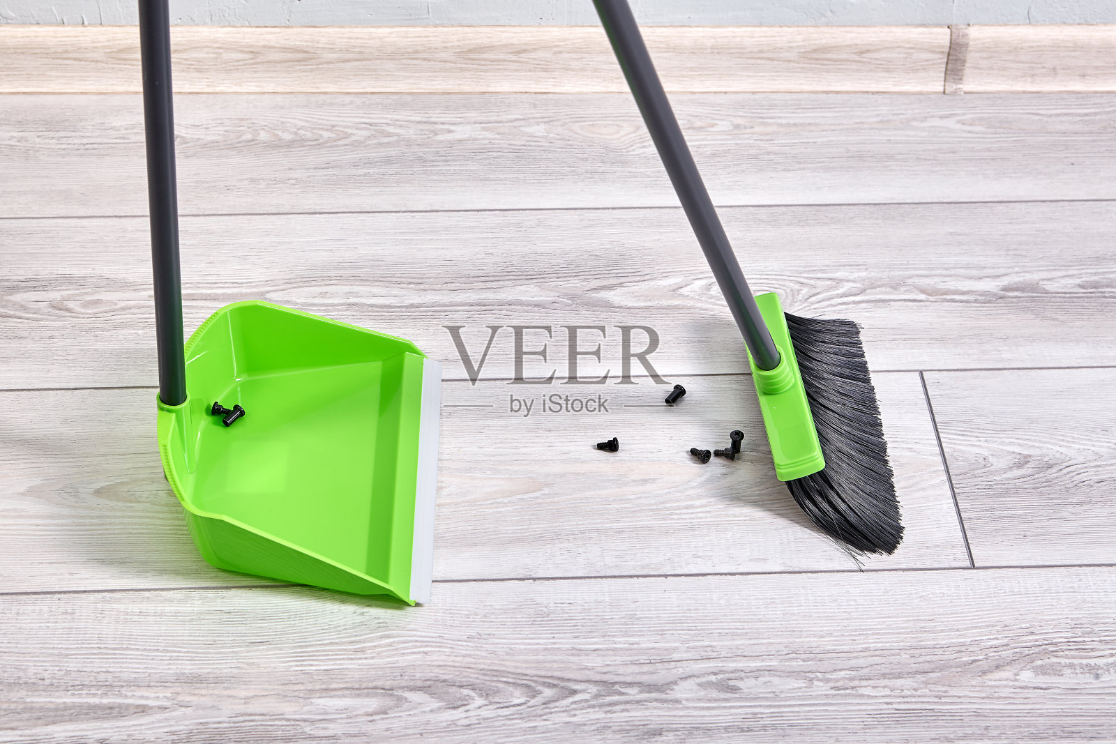 用刷子和扫帚来清洁地板和扫干净灰尘。照片摄影图片